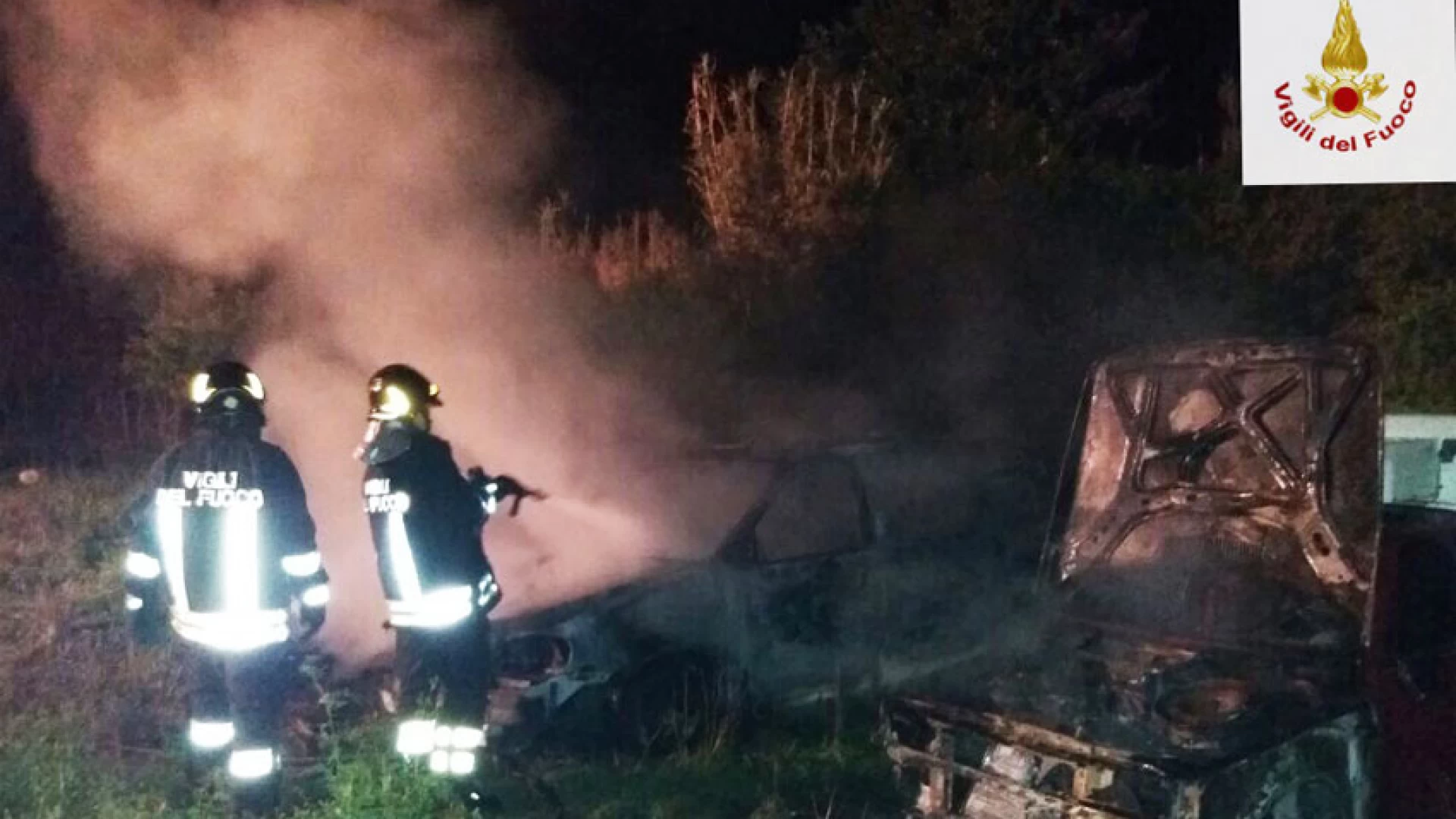 Isernia: vanno a fuoco cinque auto nella notte. Diversi gli interventi dei Vigili del Fuoco per spegnere i roghi.