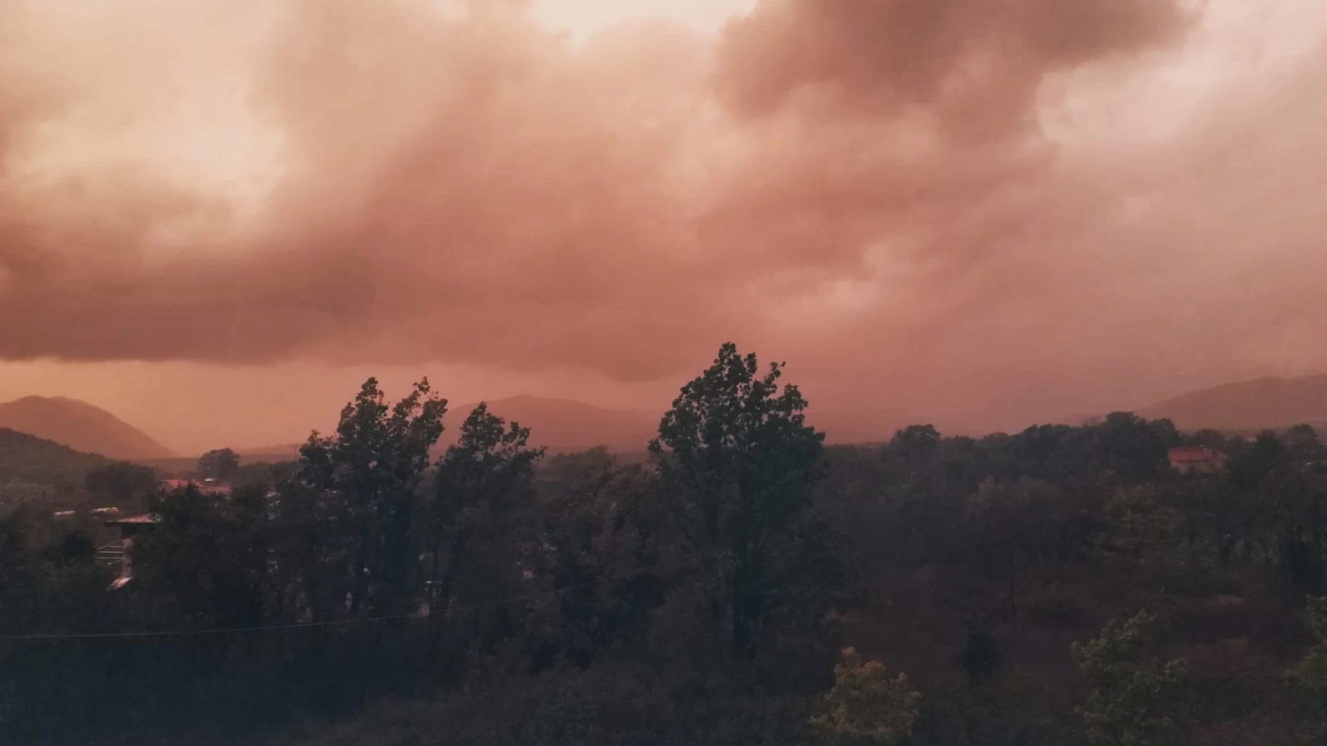 Cronaca: il fenomeno del "Cielo Rosa" inonda la provincia di Isernia. In atto veri e propri nubifragi.