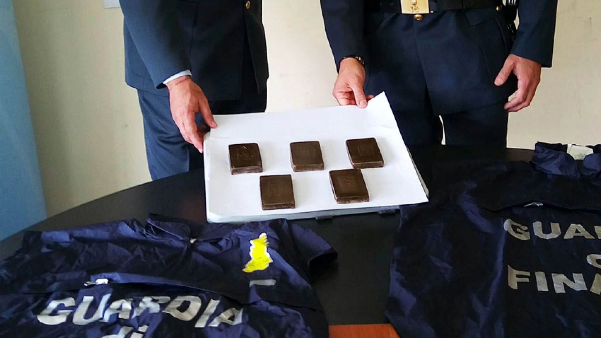 Sesto Campano: i finanzieri di Venafro arrestano due giovani della provincia di Isernia beccati con 500 grammi di hashish.