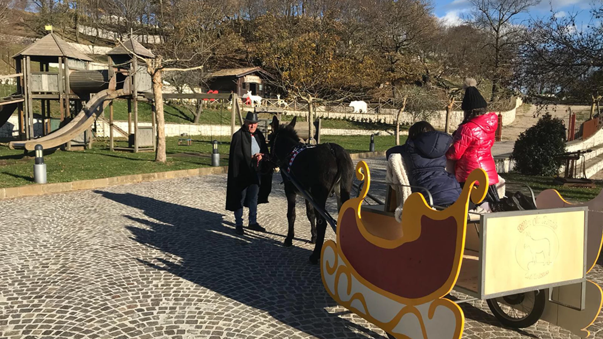 Alle "Sette Querce" il Natale è entrato nel vivo con la Casa di Babbo Natale. Riuscito l'evento del fine settimana. Guarda il video.