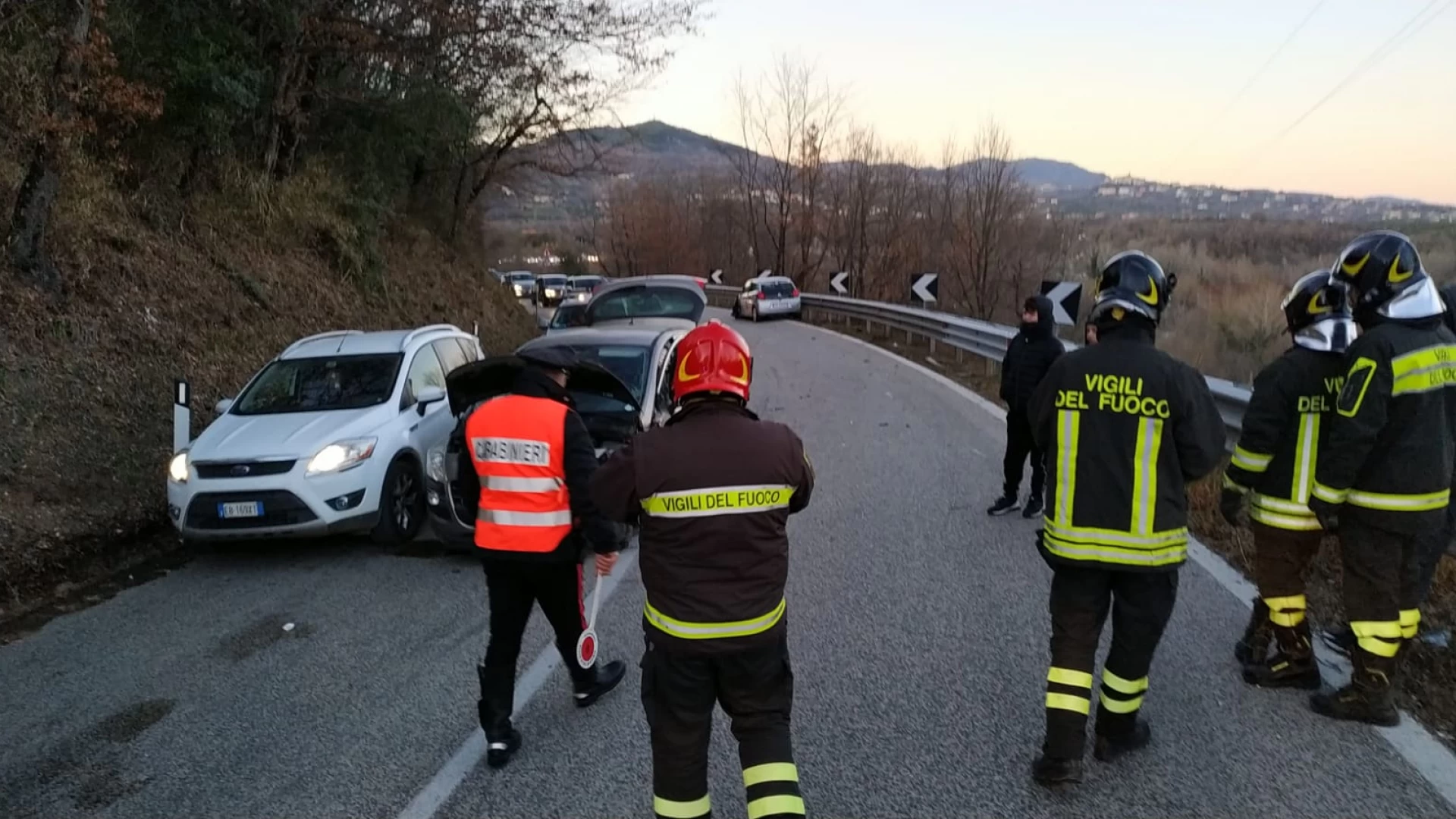 Statale 158: scontro tra tre autovetture, traffico bloccato tra Colli e Montaquila.