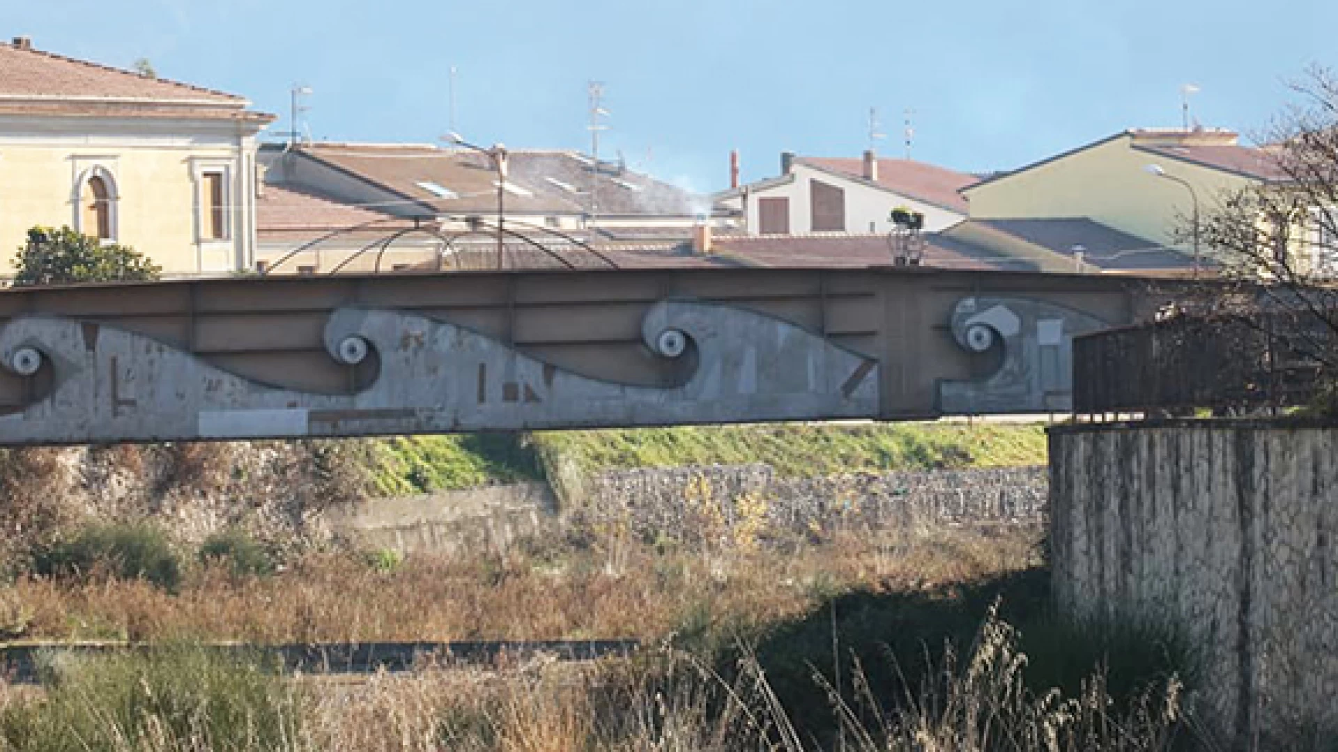 Pozzilli: lungo Rava, le piogge ingrossano il canale che passa in città. Chiesta opera di pulizia straordinaria per il periodo invernale dai cittadini.