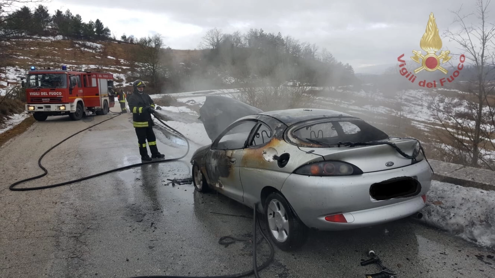 Roccasicura: autovettura alimentata a Gpl prende fuoco. Conducente illesa per miracolo. Provvidenziale l’intervento dei Vigili del Fuoco.