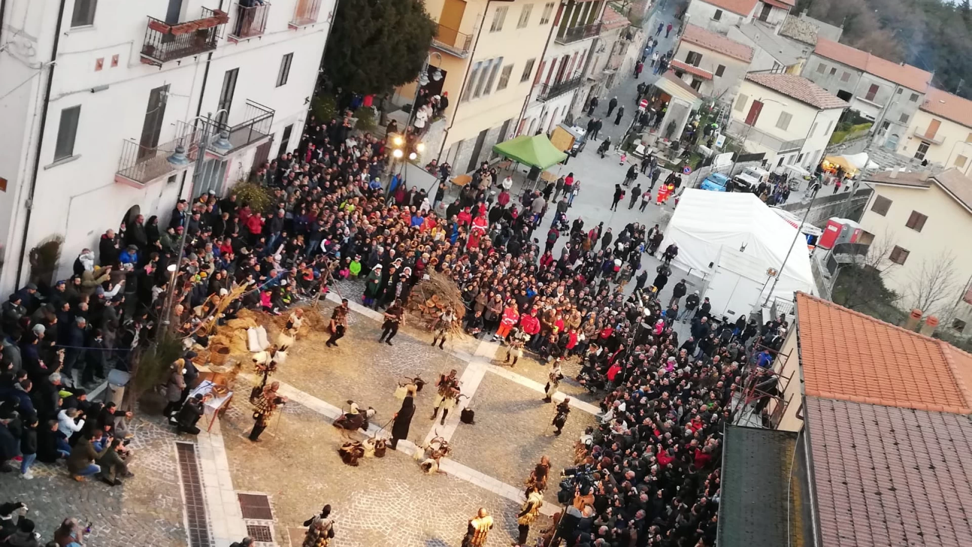 Gl’Cierv , a Castelnuovo pienone per la maschera della Valle del Volturno. Guarda il nostro servizio video