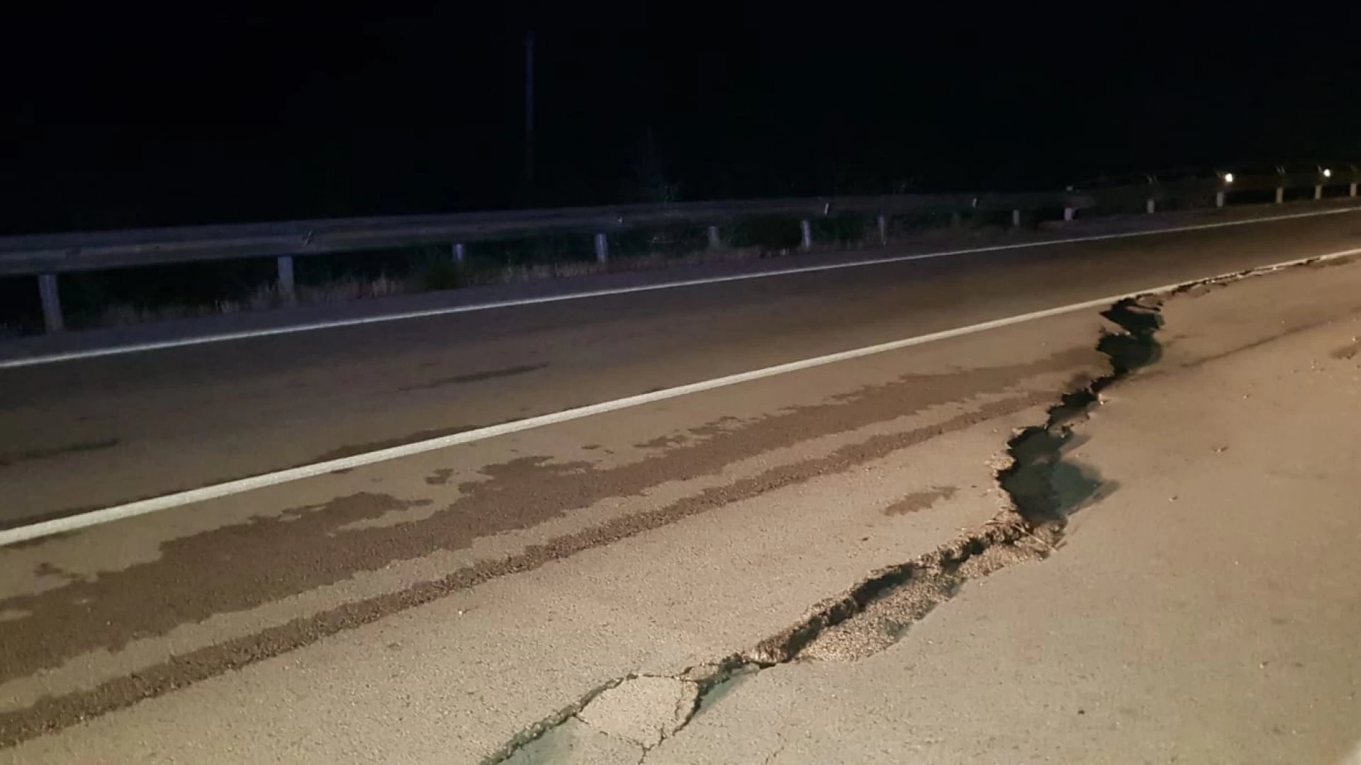 Crepe sull’asfalto sul viadotto che corre sull’invaso del Liscione. Controlli ancora in corso. Le foto in anteprima della nostra redazione.