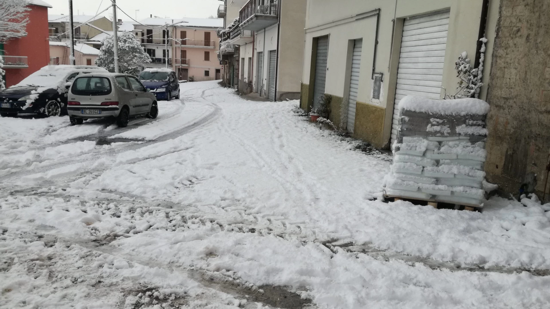 Emergenza neve: diramata allerta meteo tra Abruzzo e Molise per le prossime 24-30 ore. Ha ripreso  a nevicare quasi dappertutto. Guarda il video.