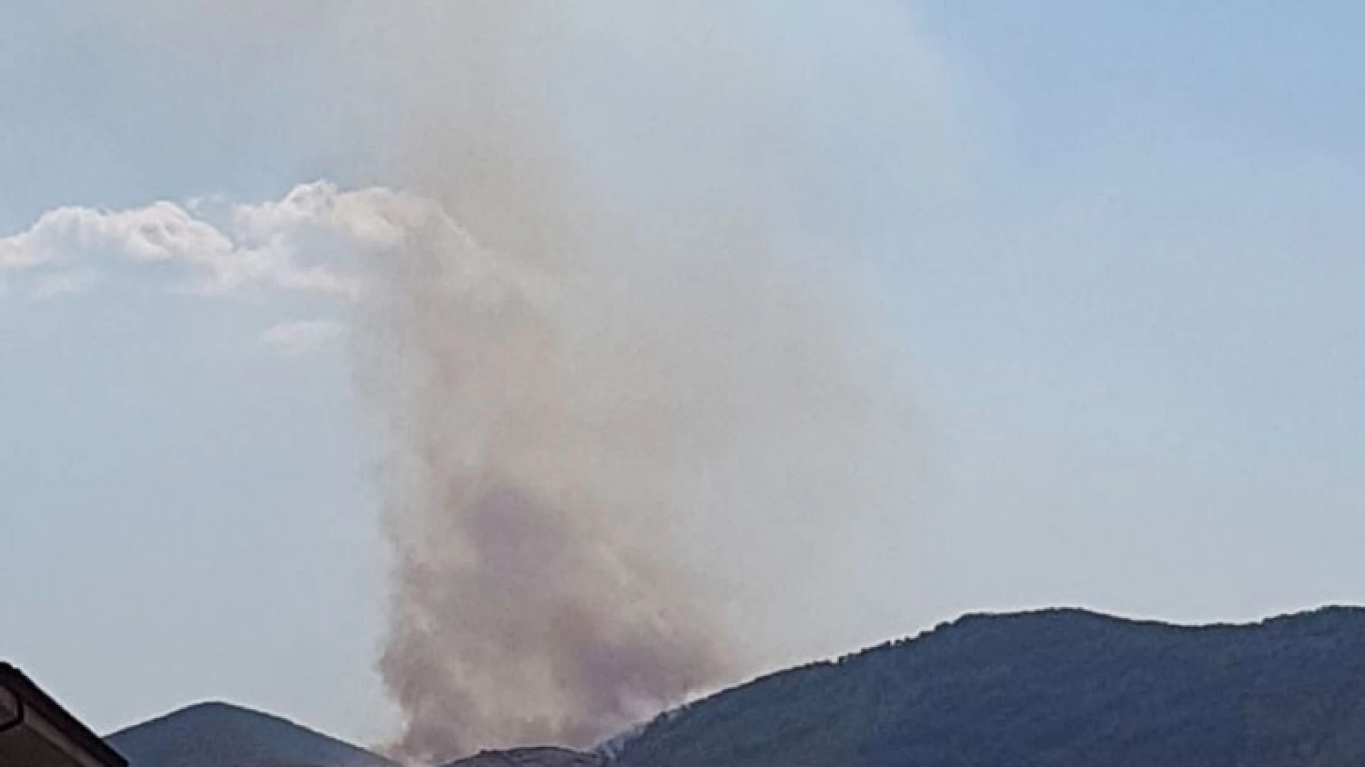Venafro: bruciano le montagne di Valle Cupa. Incredibile la situazione nella pineta di Roccapiprozzi. Il vento sta rendendo complicatissime le operazioni di spegnimento.
