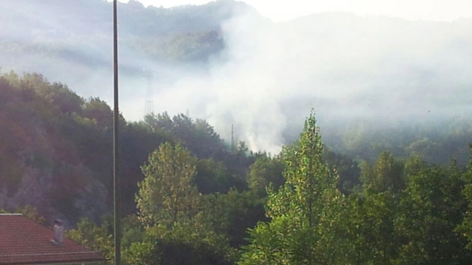 Colli a Volturno: bruciano i boschi intorno al paese. Località San Vito colpita duramente dalle fiamme. Si sospetta il dolo notturno.