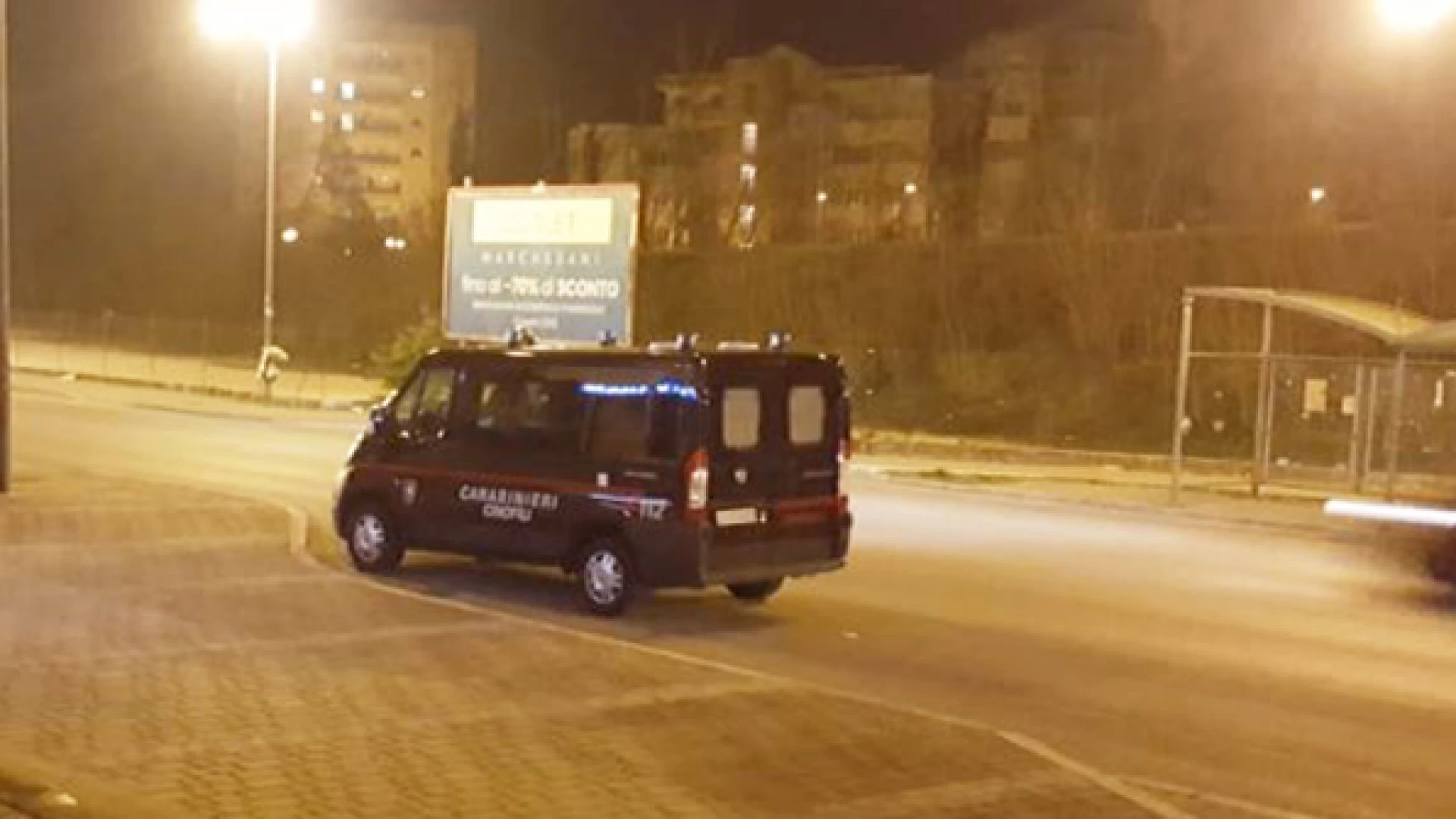 Isernia : perquisizioni in corso e controlli dei Carabinieri con unità cinofile lungo viale dei Pentri e in altre zone della città.