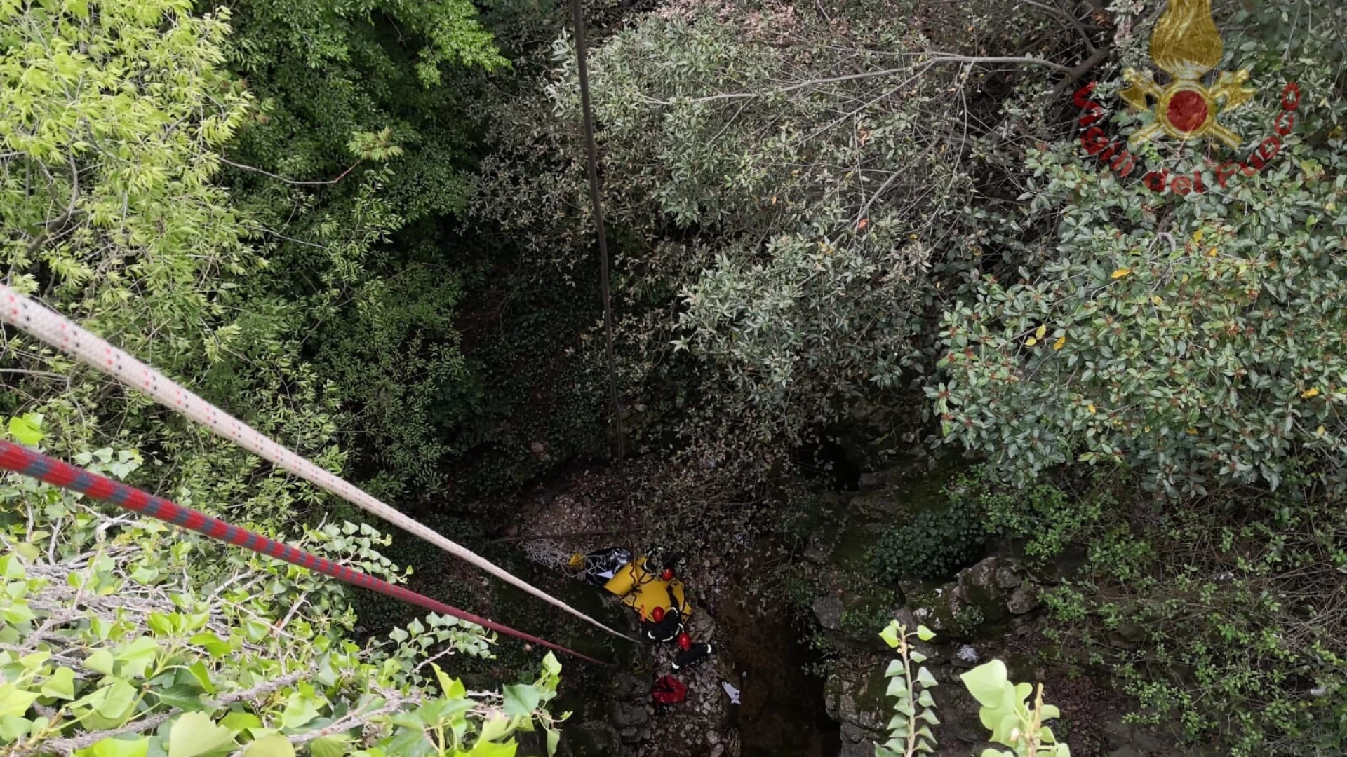 Isernia: i Vigili del Fuoco eseguono addestramento per recupero di feriti nell’alveo del fiume Carpino.