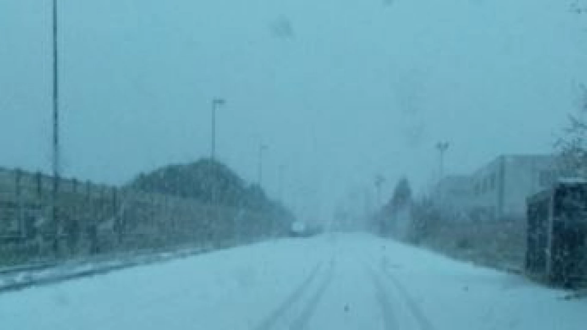 Campobasso : prima neve nella zona industriale a confine con Ripalimosani. Disagi al traffico di prima mattina.