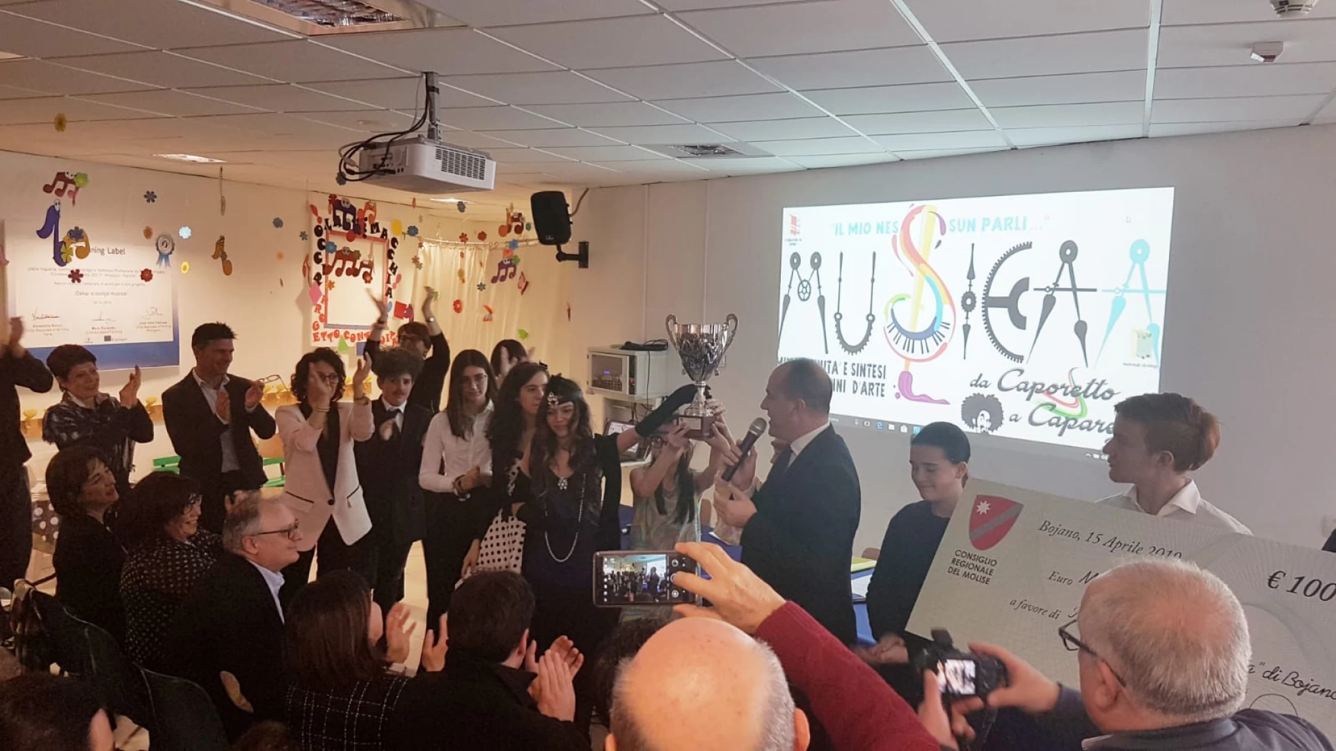 Bojano: il presidente del Consiglio regionale del Molise, Salvatore Micone, ha fatto visita agli studenti dell’Amatuzio-Pallotta. Premiati per il concorso nazionale “Il mio nessun parli”.