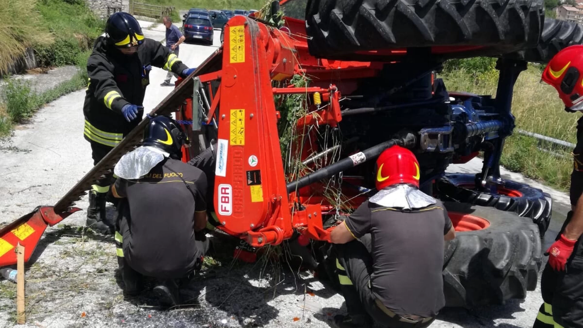 Pietrabbondante: finiscono fuori strada con il loro trattore. Feriti padre e figlio. Sul posto 118 e Vigili del Fuoco.