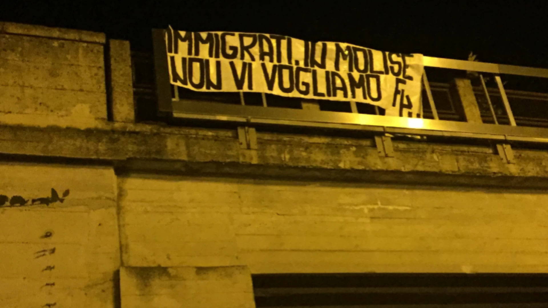 Forza Nuova riempie di striscioni Isernia contro il business dell'immigrazione.