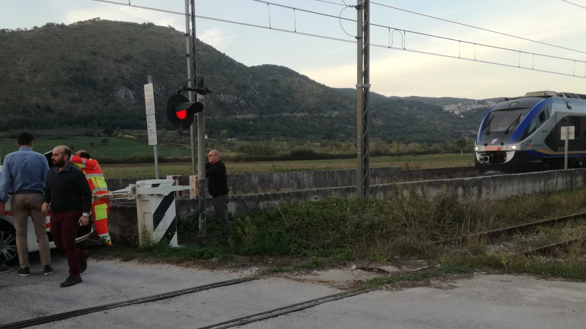 Pozzilli: auto si ferma nel passaggio a livello. Treno fermo e panico per l'occupante del veicolo.