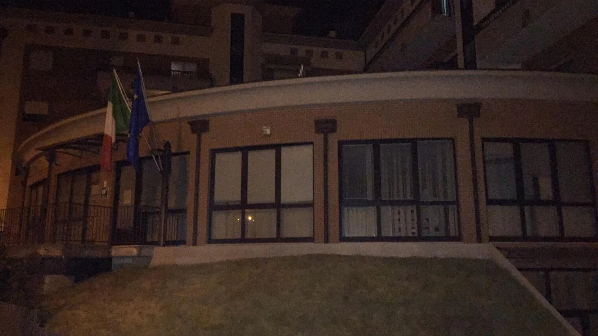 Sinlai e Forza Nuova unite su sede Agenzia delle Entrate Isernia. Affisso striscione su parte esterna della struttura.