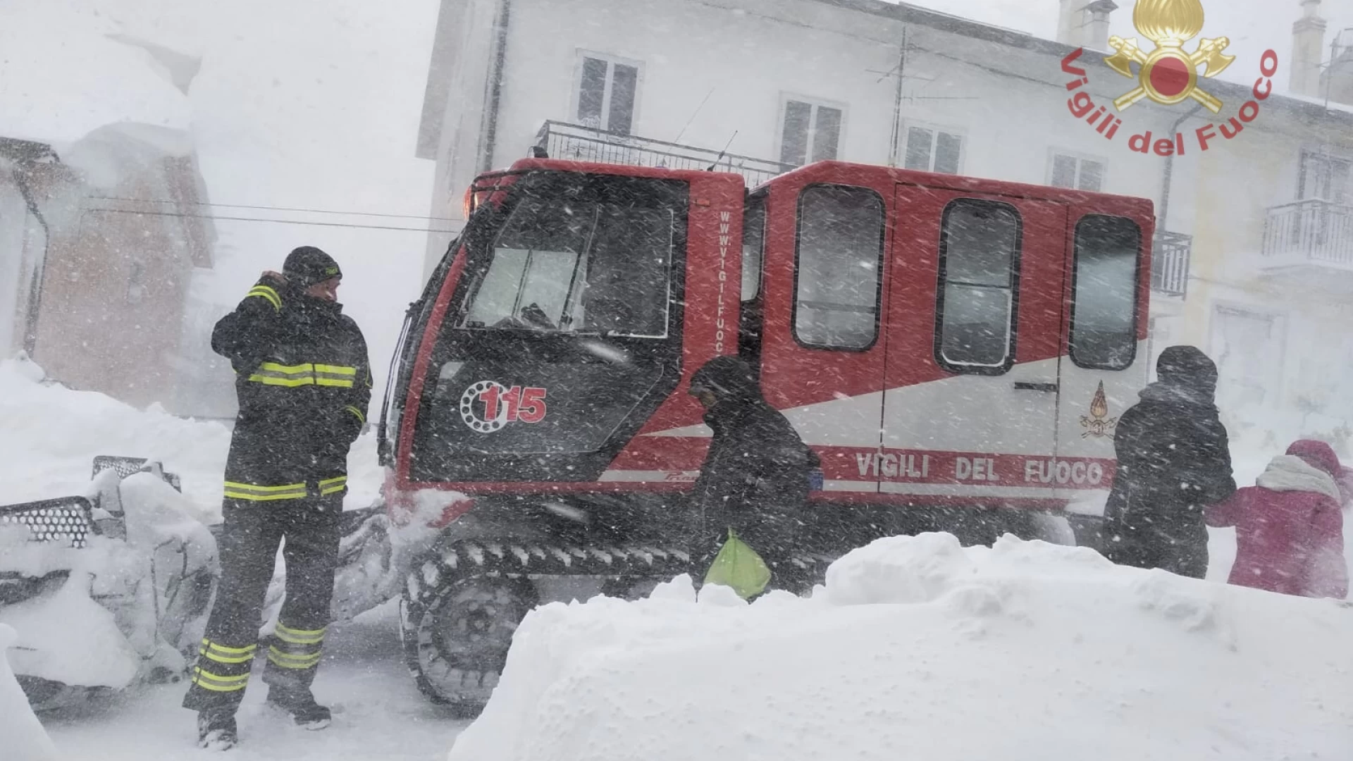 Alto Molise: I Vigili del Fuoco consegnano medicinali e viveri con il Gatto delle Nevi.