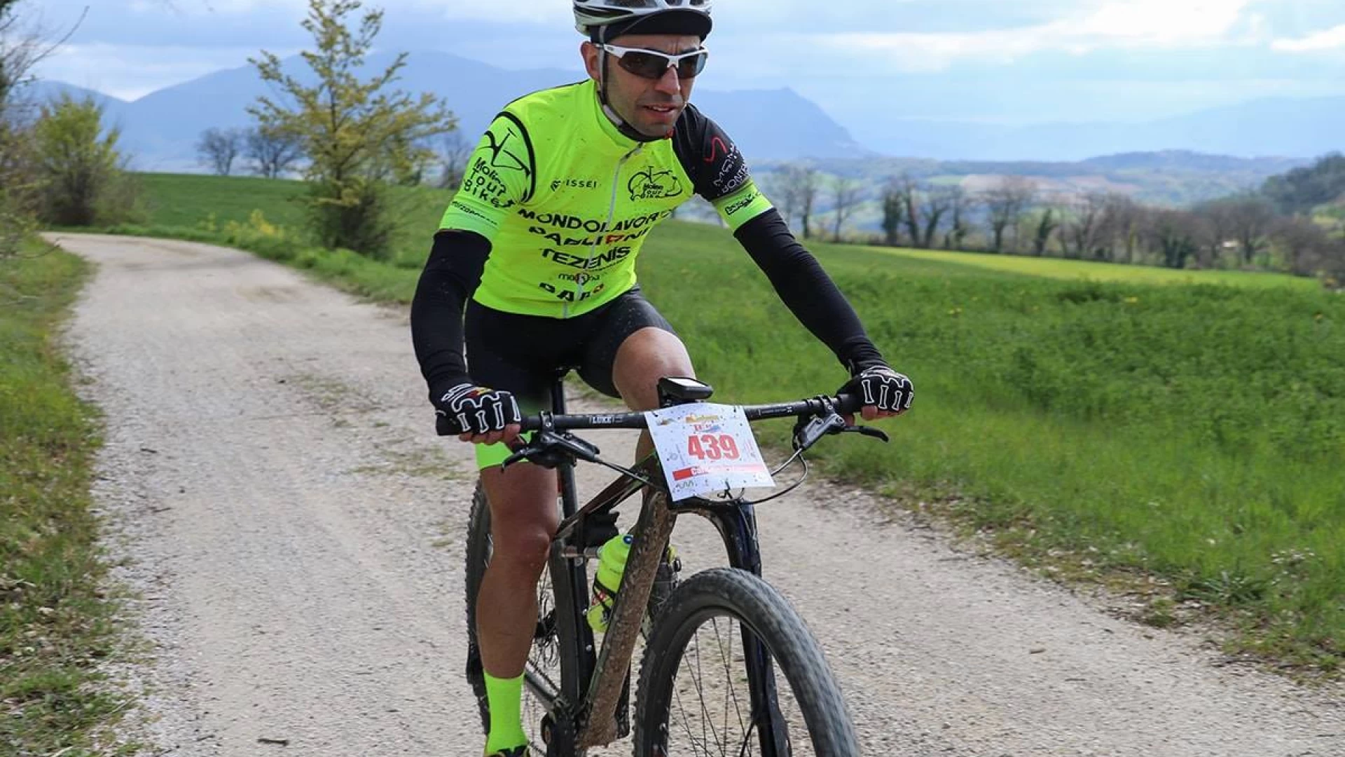 Molise Tour Bike a Cingoli in cerca di conferme: nutrita la pattuglia nero giallo fluo.