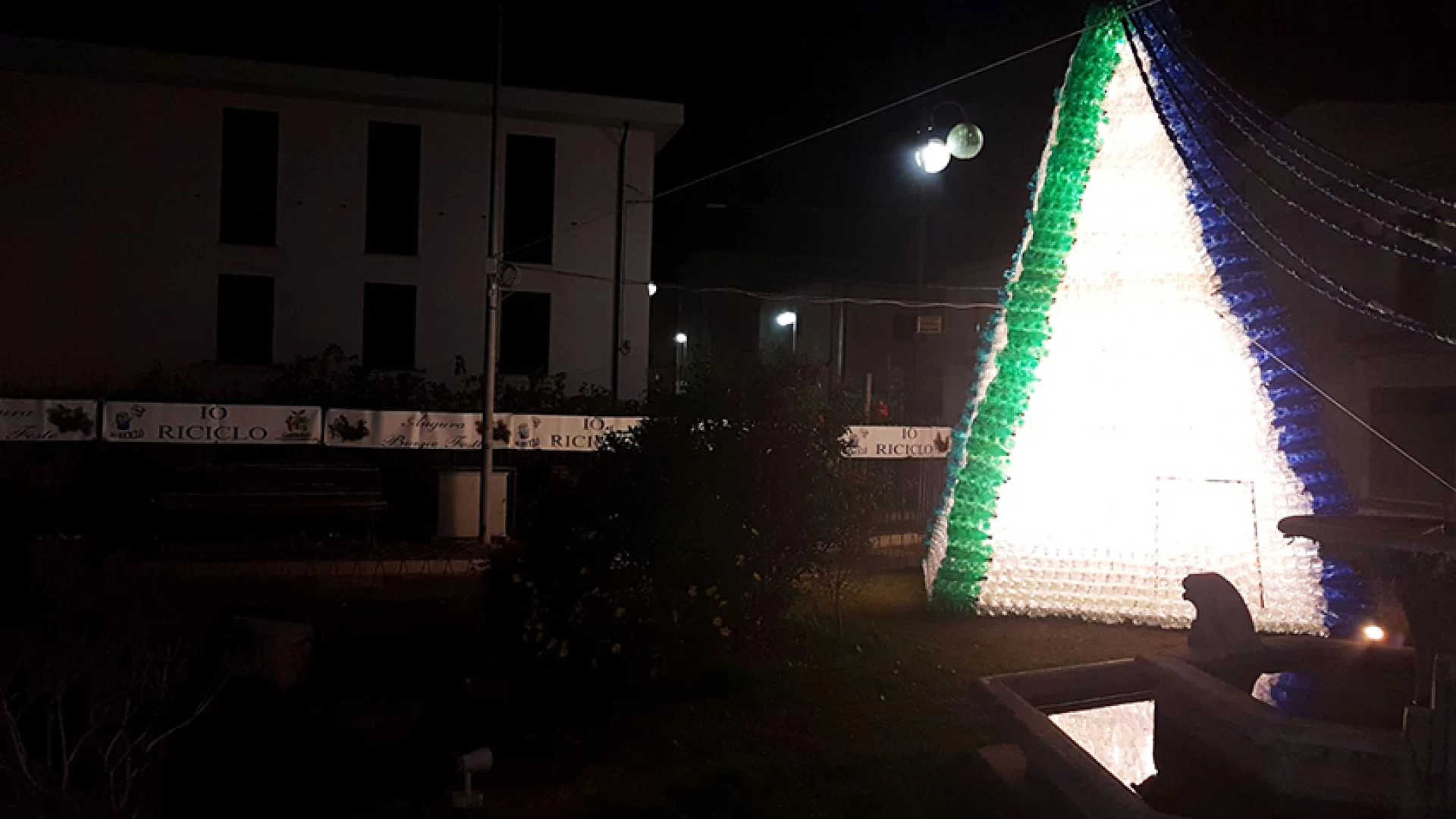 Un Natale ecologico in città. Acceso nella serata di ieri il mega albero realizzato con le bottiglie di plastica dall’associazione “Pianeta Terra Onlus”.