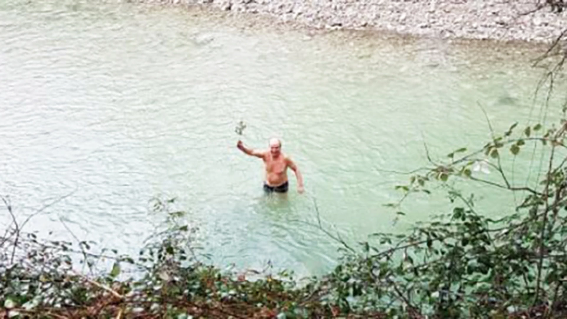 Colli a Volturno: il 2018 di Gaetano Di Carlo inizia con il tuffo nelle acque gelide del Volturno. Pace e speranza di benessere tra le richieste per il nuovo anno.