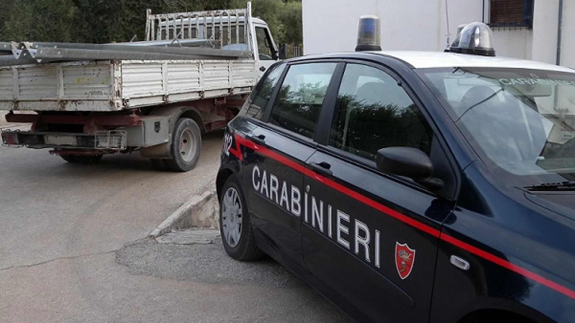 Agnone: due giovani sorpresi dai Carabinieri a rubare le traversine dei guardrail per rivenderne il metallo.