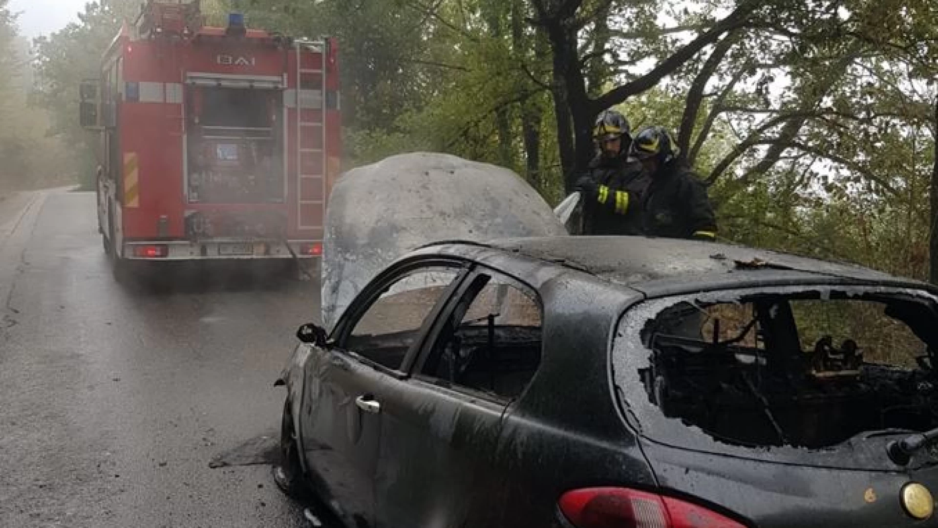 Rocchetta a Volturno: auto si incendia lungo la strada della centrale. Intervento dei Vigili del Fuoco di Isernia.