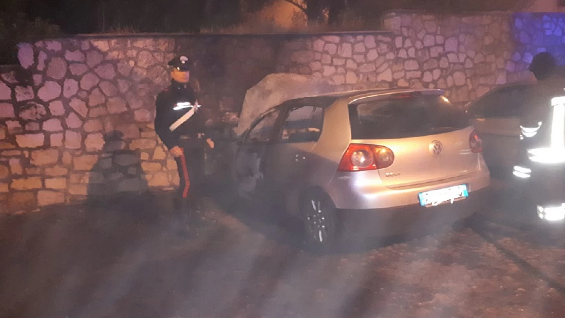Fornelli: i Carabinieri intervengono per l'incendio di una autovettura parcheggiata in una delle piazze del paese.