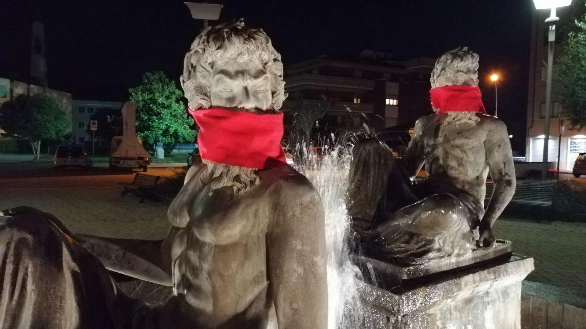 Censura in rete, CasaPound “imbavaglia” diverse statue in numerose piazze italiane.