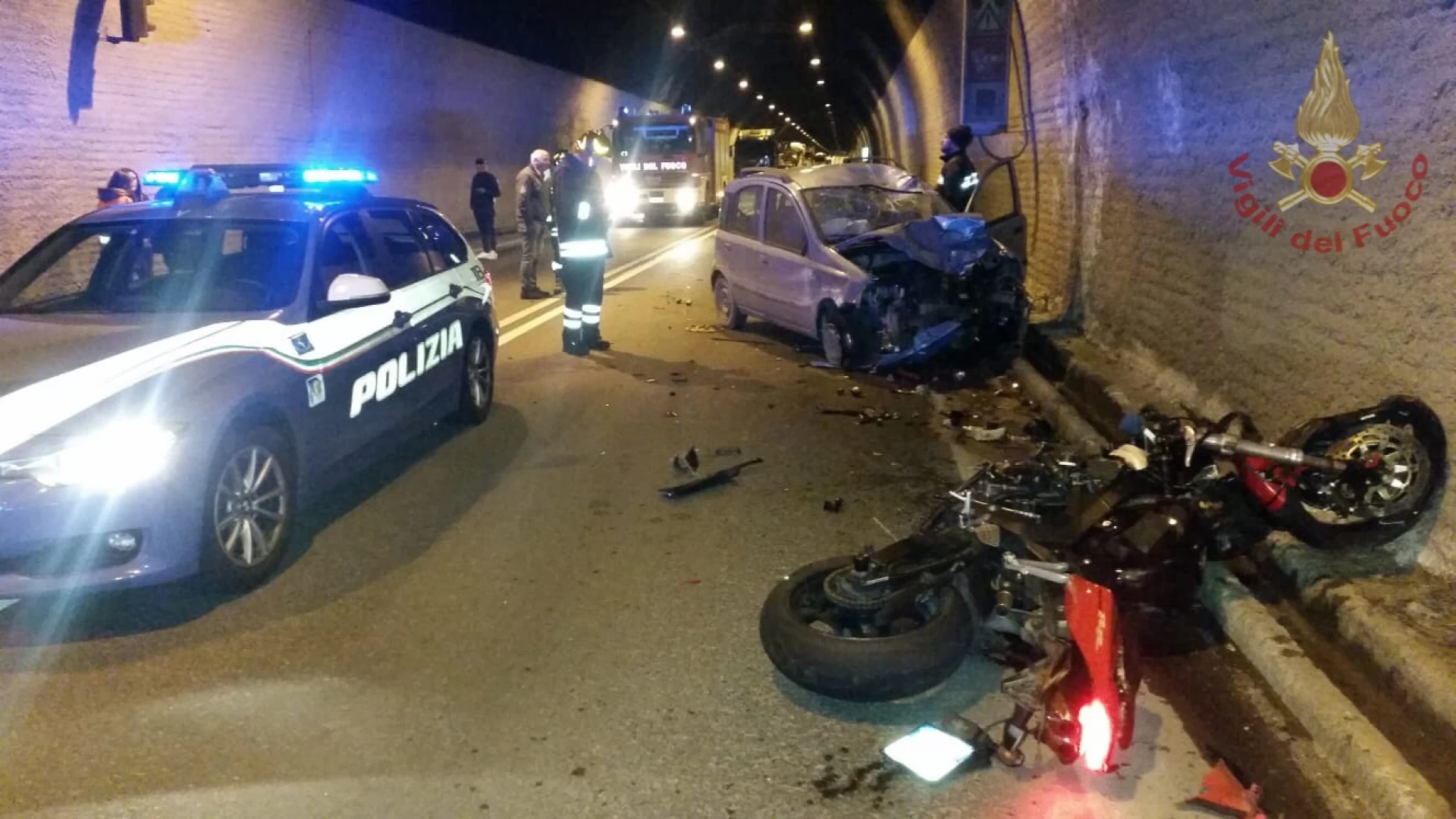 Pescolanciano: auto e moto si scontrano all’interno della galleria sulla statale 650. Giovane motociclista versa in gravi condizioni.