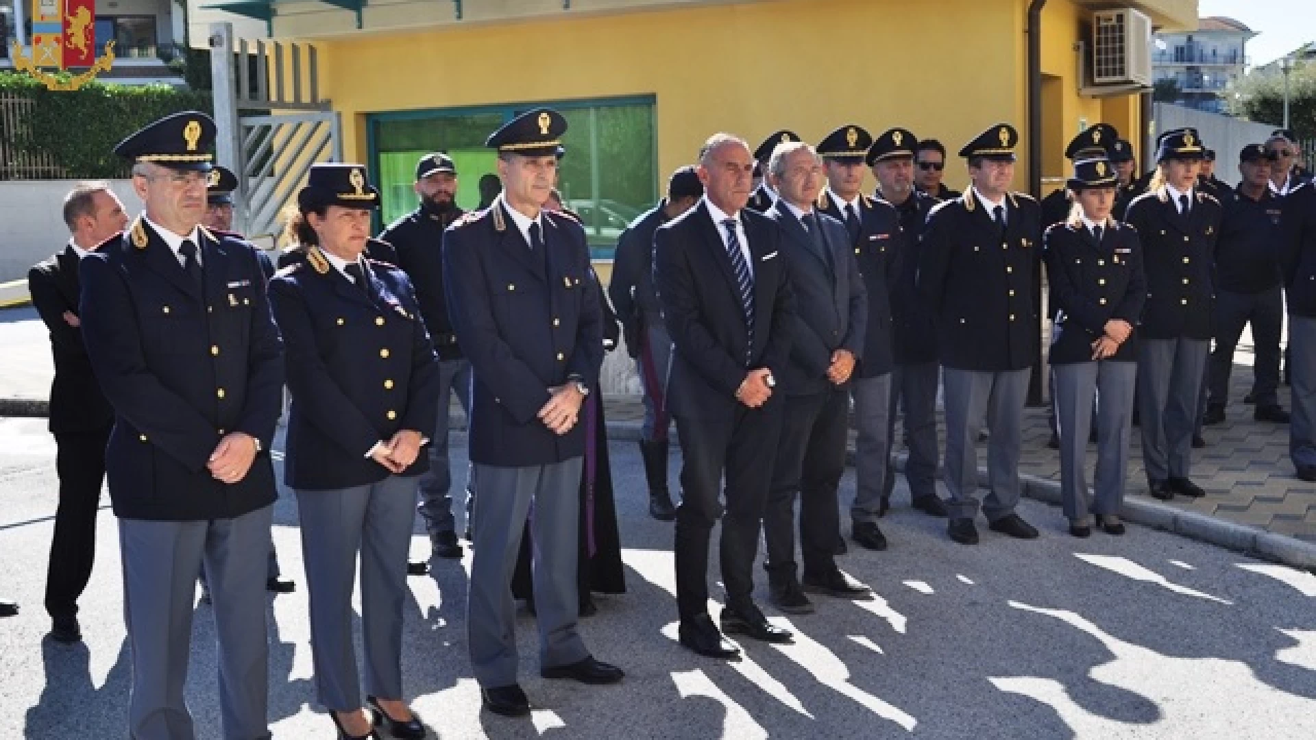 Isernia: il Questore depone un mazzo di fiori in onore di Matteo e Pierluigi nel giorno dell’ultimo saluto.