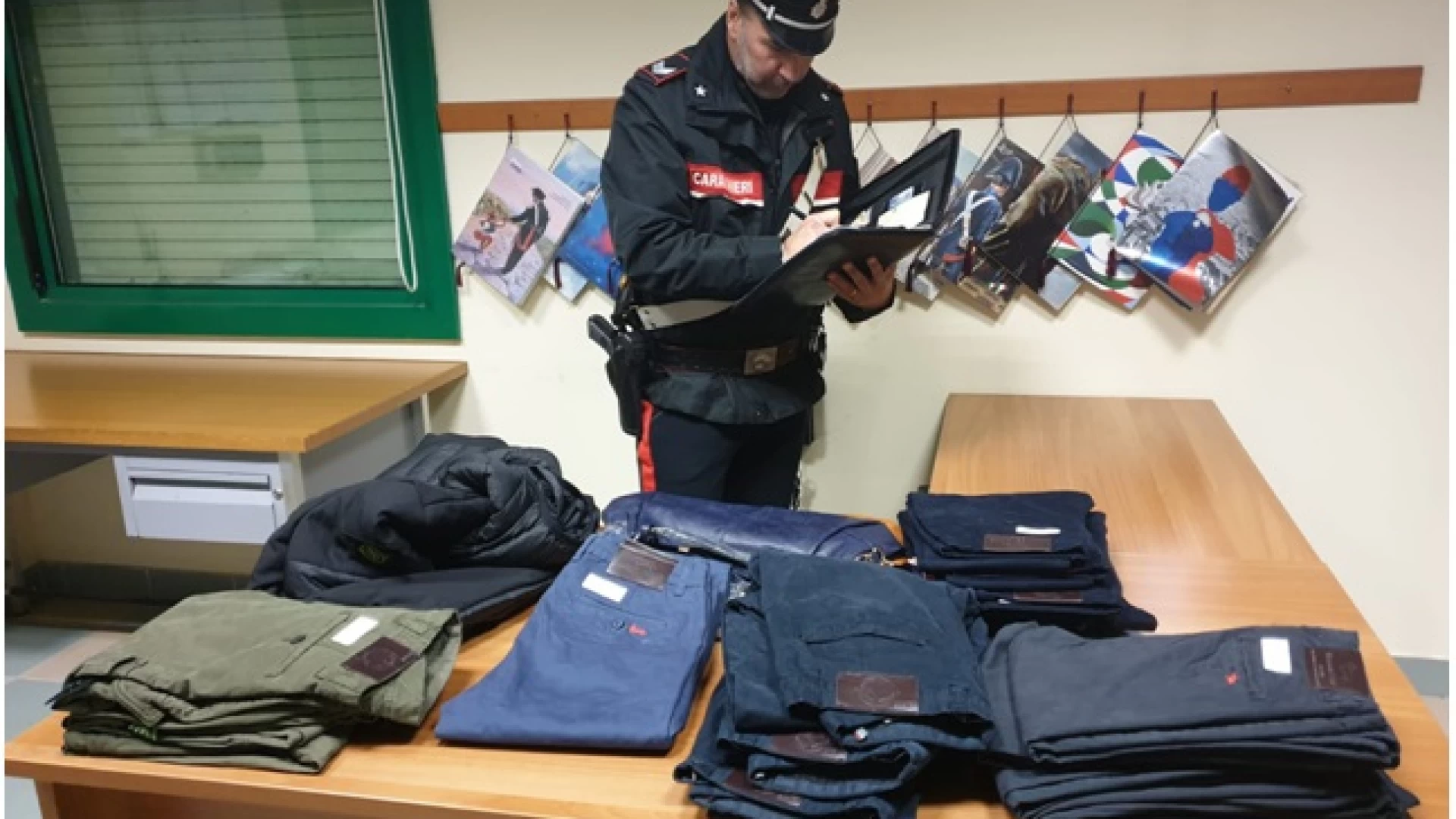 Venafro : Centinaia di capi di abbigliamento contraffatti sequestrati dai Carabinieri.