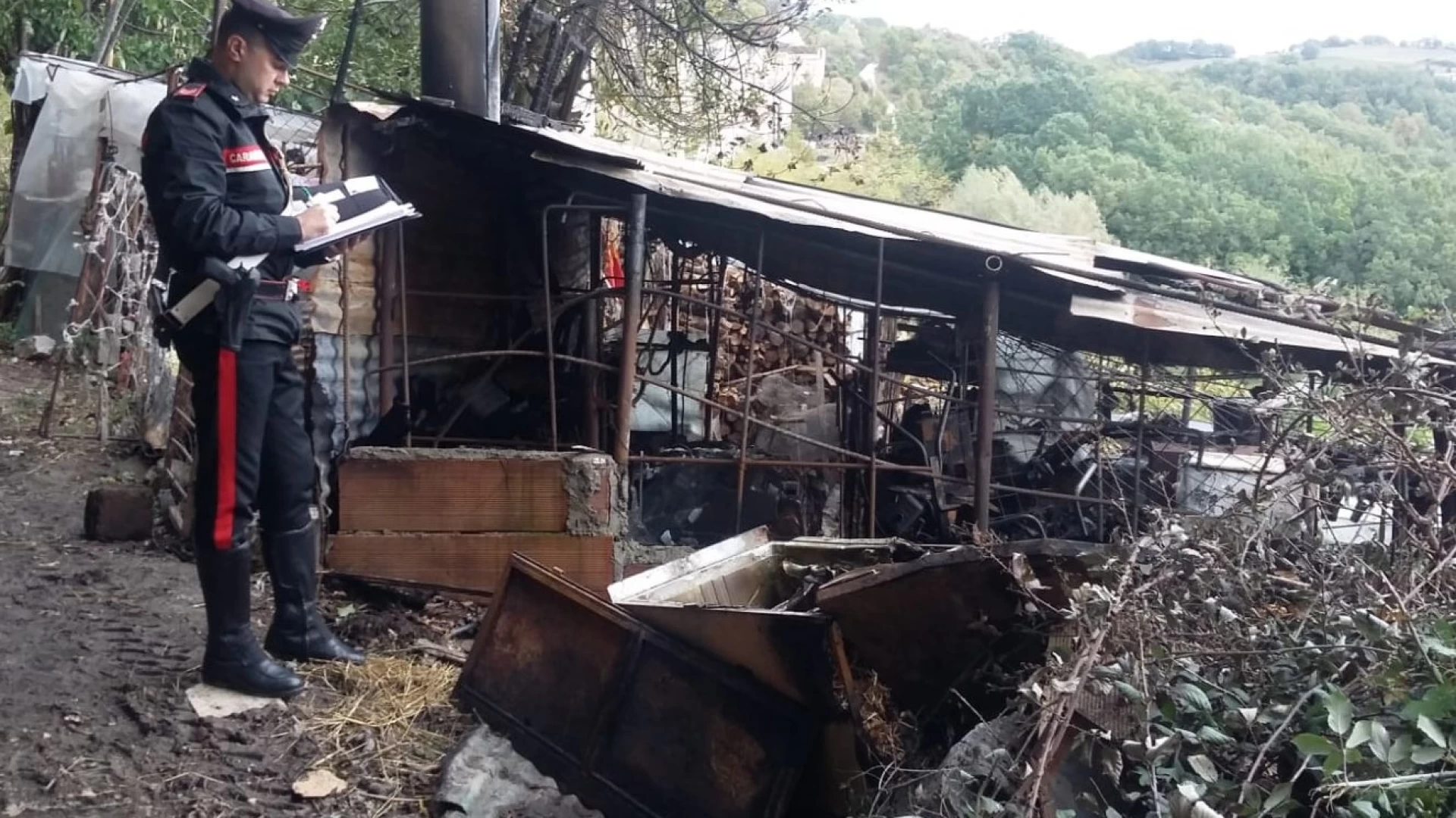 Agnone: Incendio di un rudere in aperta campagna. Intervengono i Carabinieri.