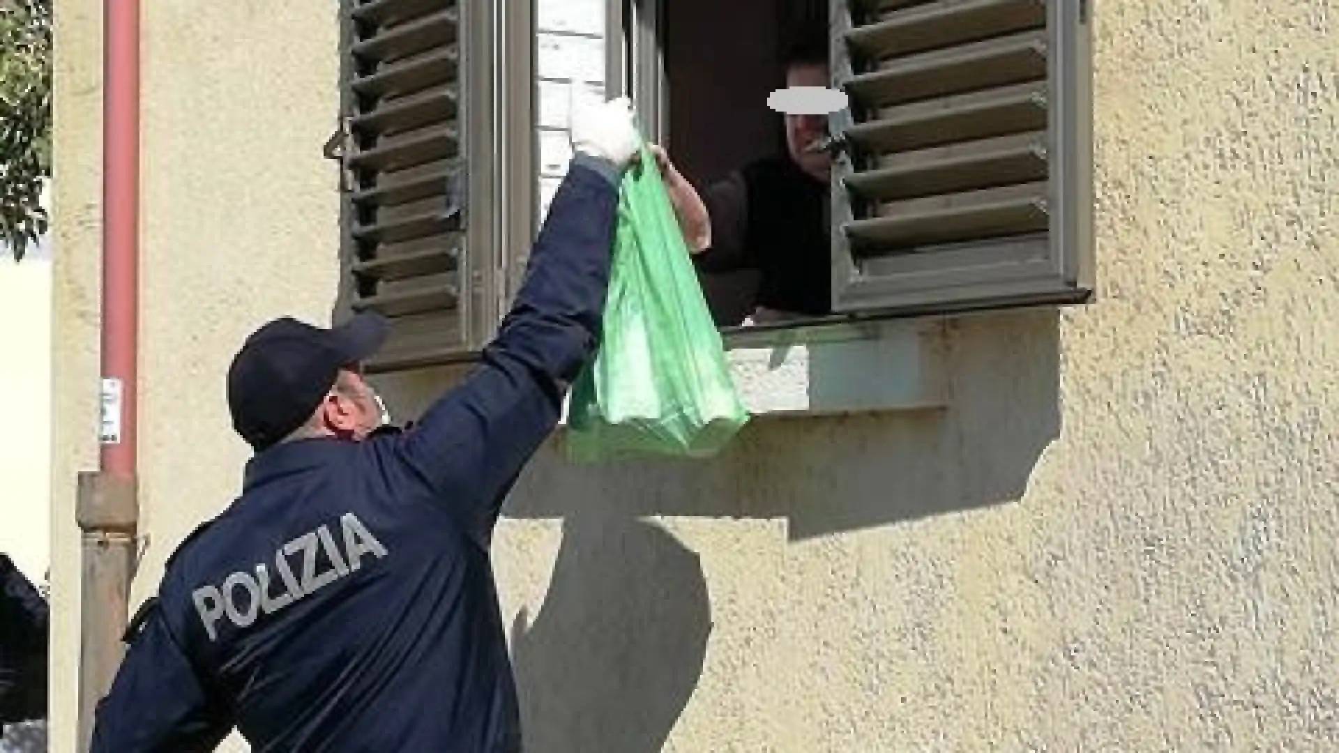 Isernia: la Polizia soccorre una nonnina sola in casa. Non usciva da giorni per fare la spesa. Ci pensano due “angeli con la divisa”.