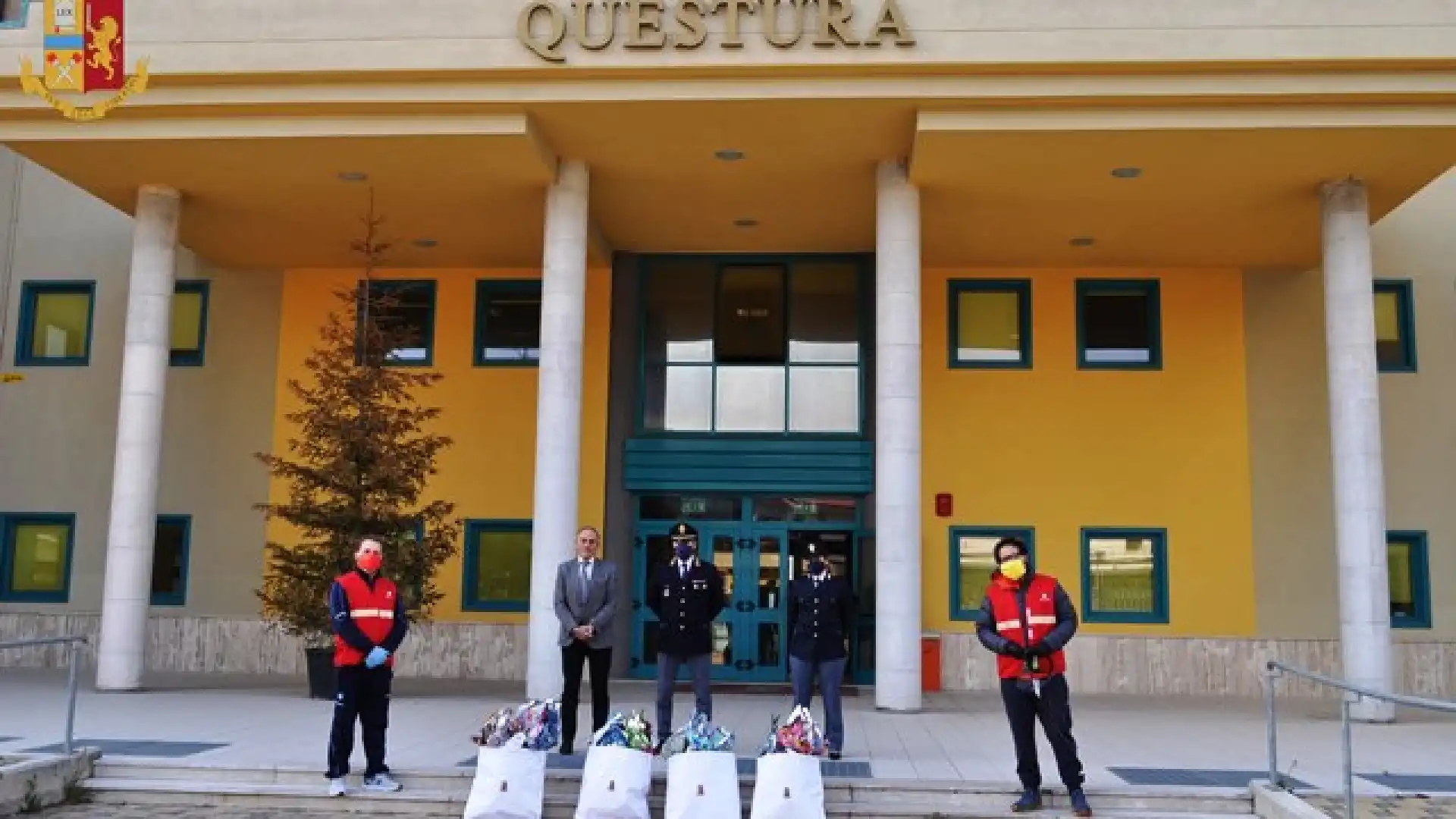 Isernia: la Questura dona 50 uova pasquali alla Caritas Diocesana Isernia-Venafro per le famiglie bisognose. Guarda il video.