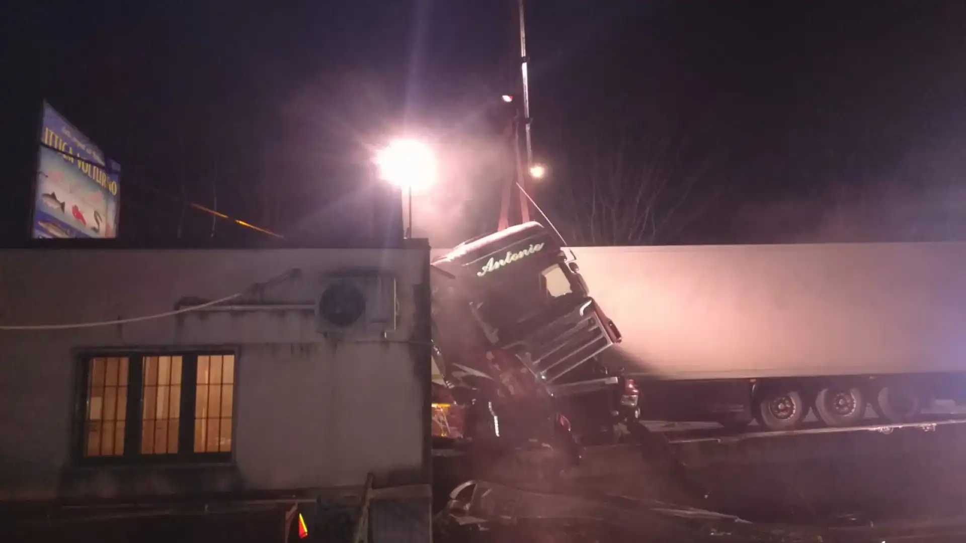 Colli a Volturno: camion sbanda e finisce nel laghetto della troticoltura. Sventrata una abitazione. Guarda tutte le foto in anteprima