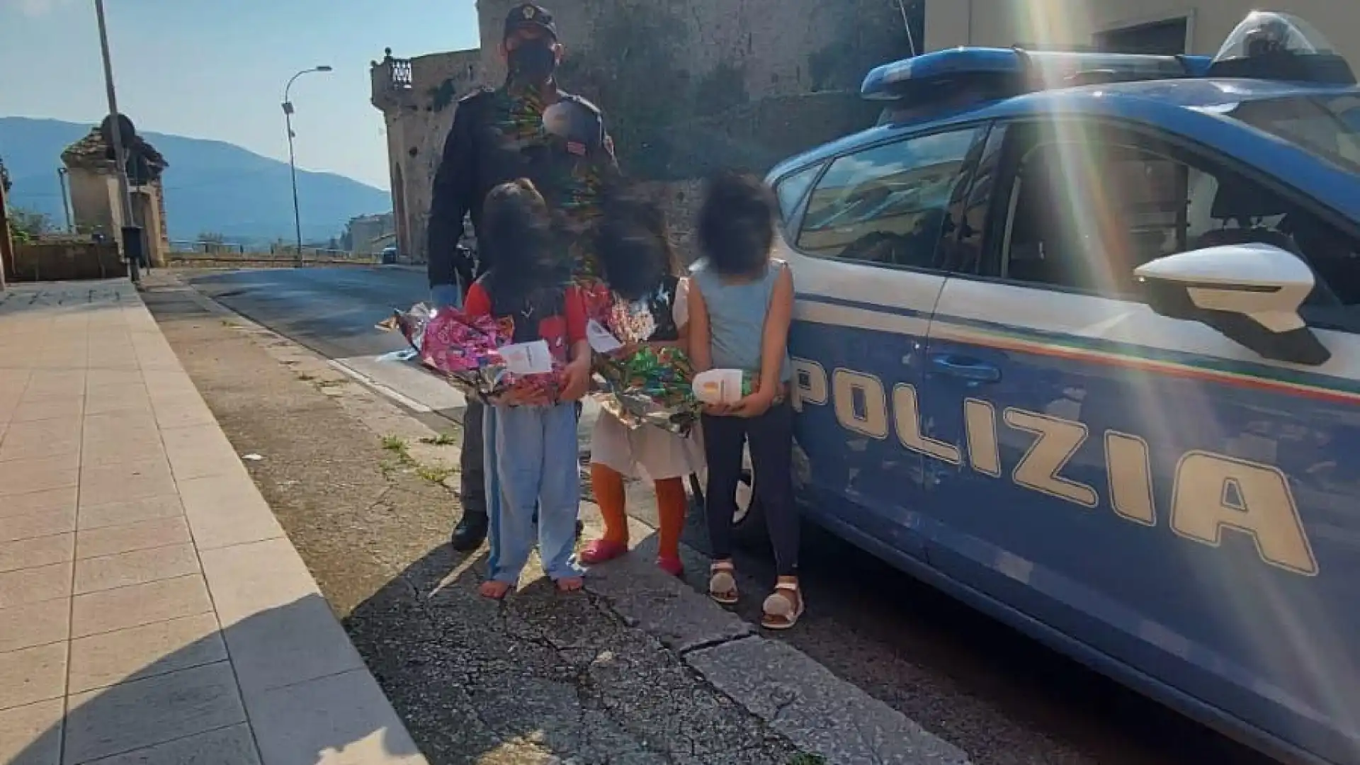 Isernia. La Polizia di Stato regala uova di Pasqua a una famiglia bisognosa.