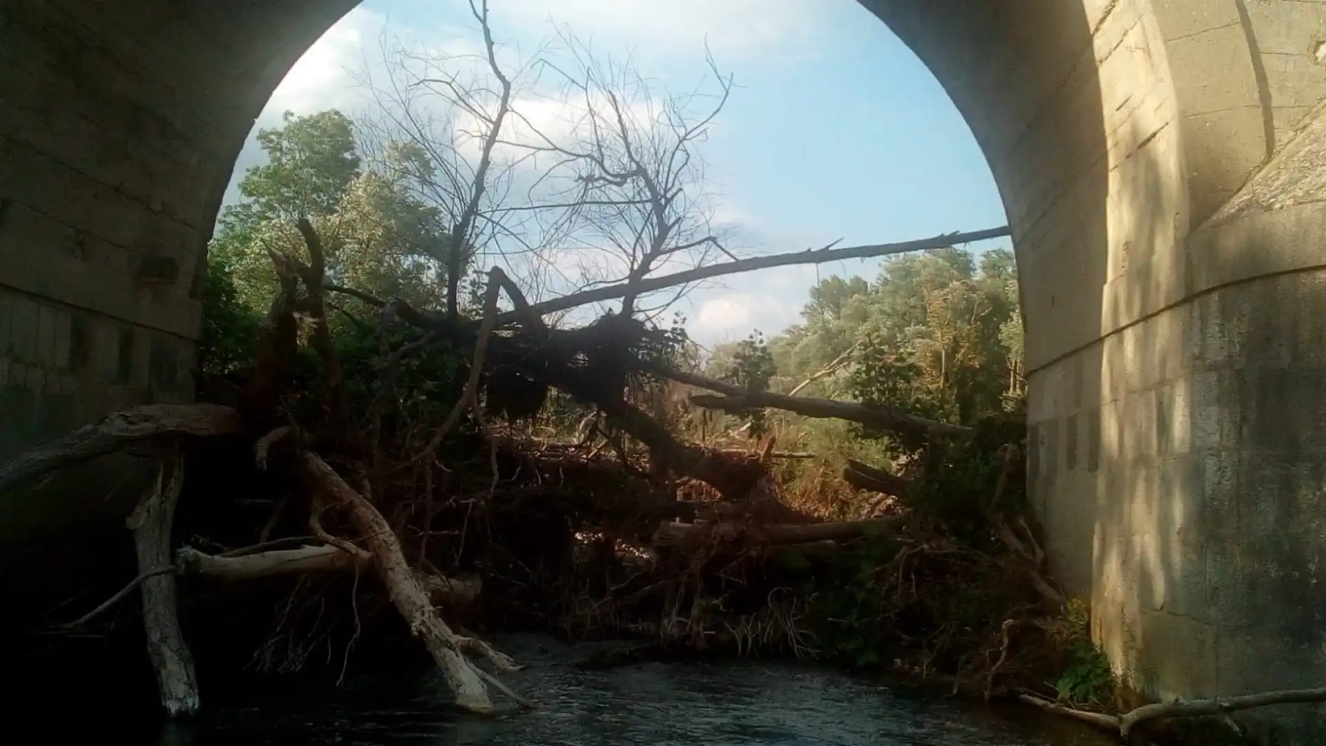 Roccaravindola: ponte 25 Archi ostruito da rami e detriti. A rischio il percorso del Volturno. I cittadini e le associazioni raccolgono firme da inviare in regione.