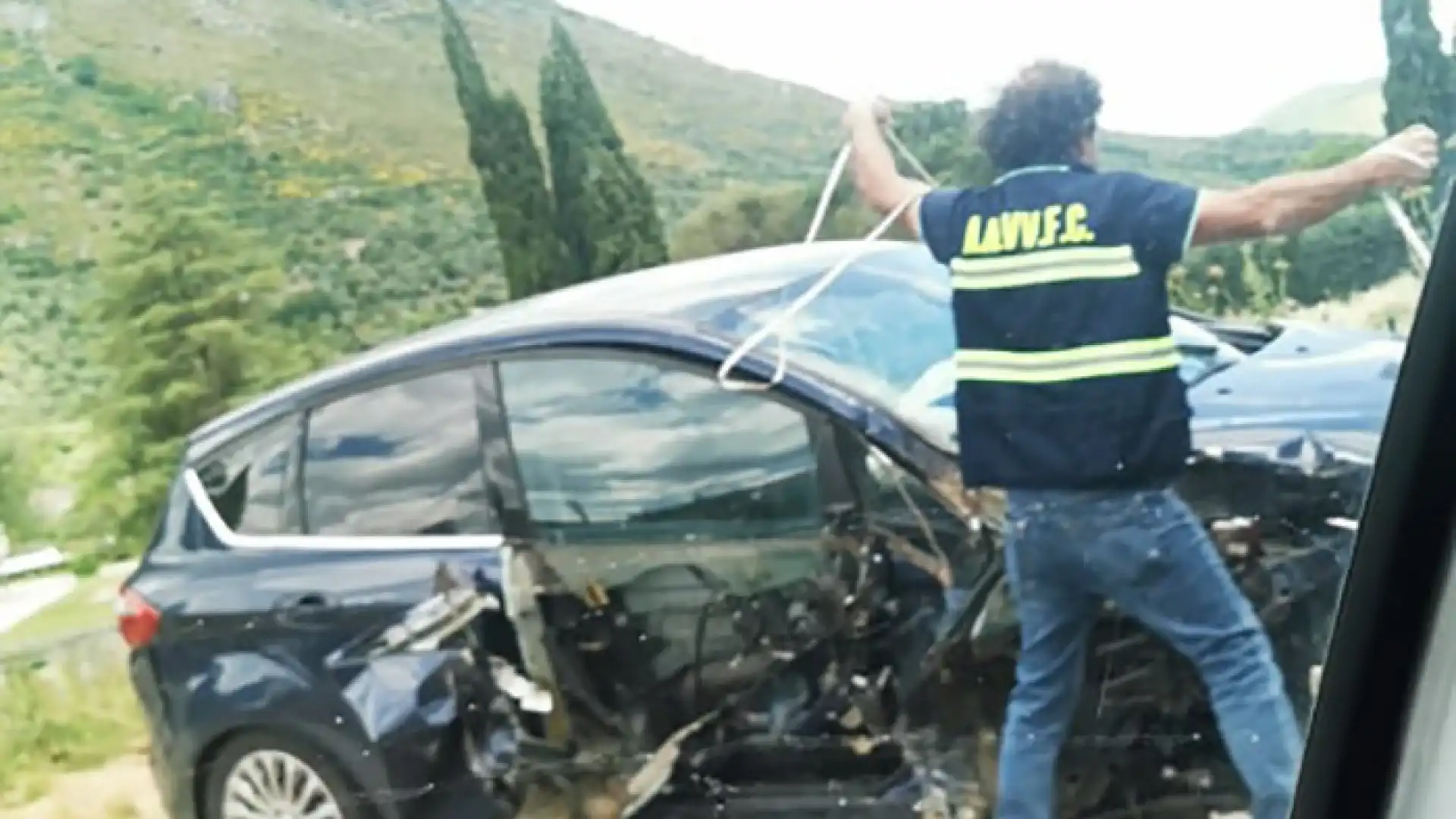 Venafro: perde il controllo dell’auto e si schianta contro un albero all’altezza del cimitero francese.