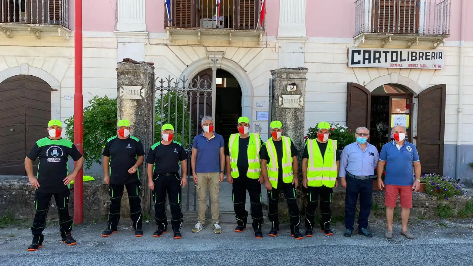 Cerro al Volturno: lavori di utilità sociale, consegnate le divise personalizzate del comune ai lavoratori impegnati sul territorio.