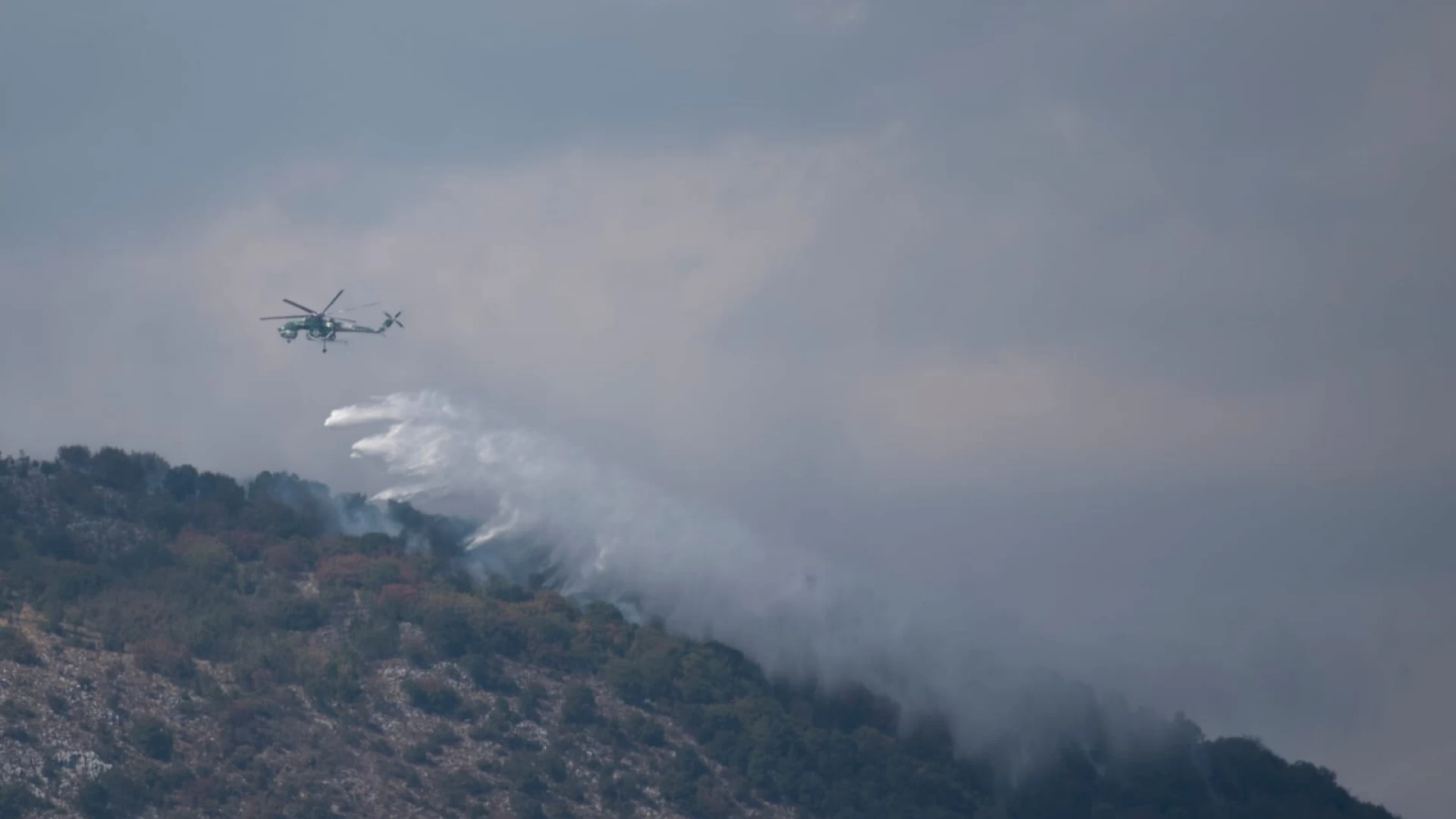 Vasto incendio tra le montagne tra Castel San Vincenzo e Rocchetta a Volturno. Intervento dell’elicottero della Forestale.