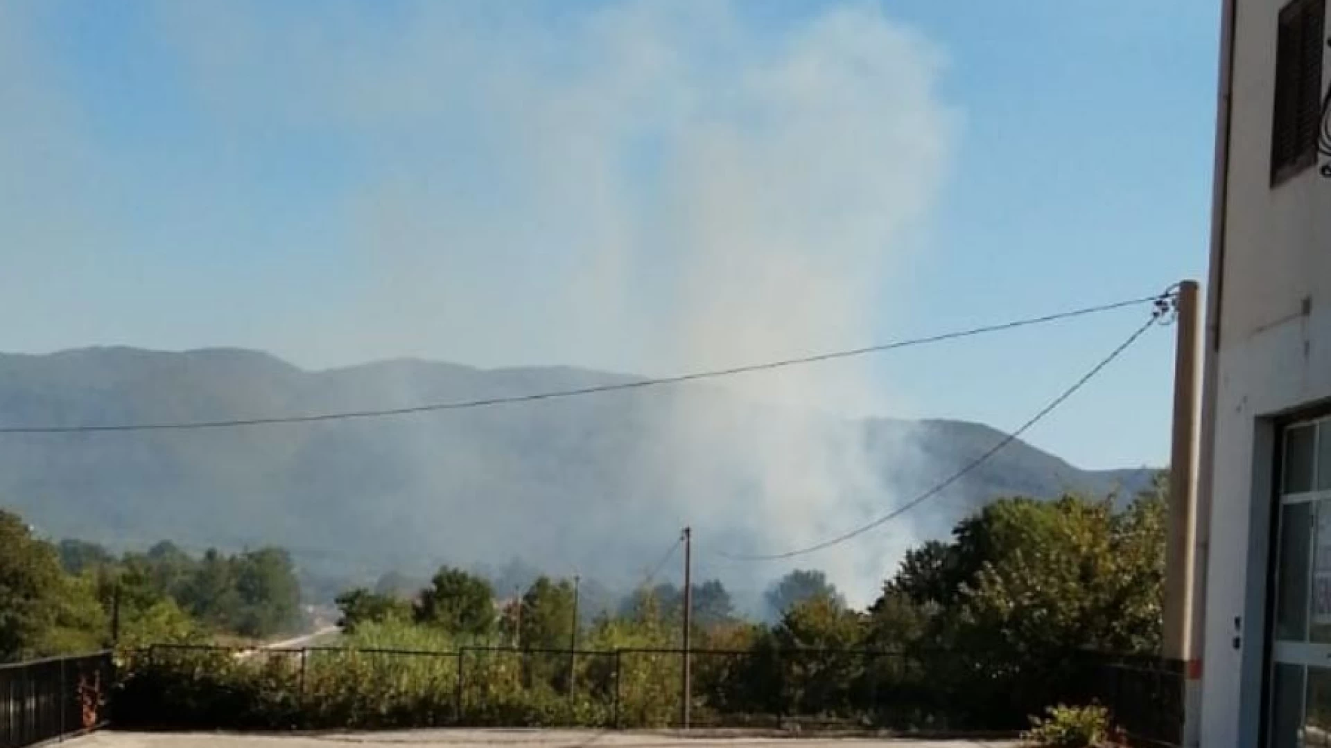 Montaquila: incendio in località Masserie La Corte. Sul posto Protezione Civile e Vigili del Fuoco