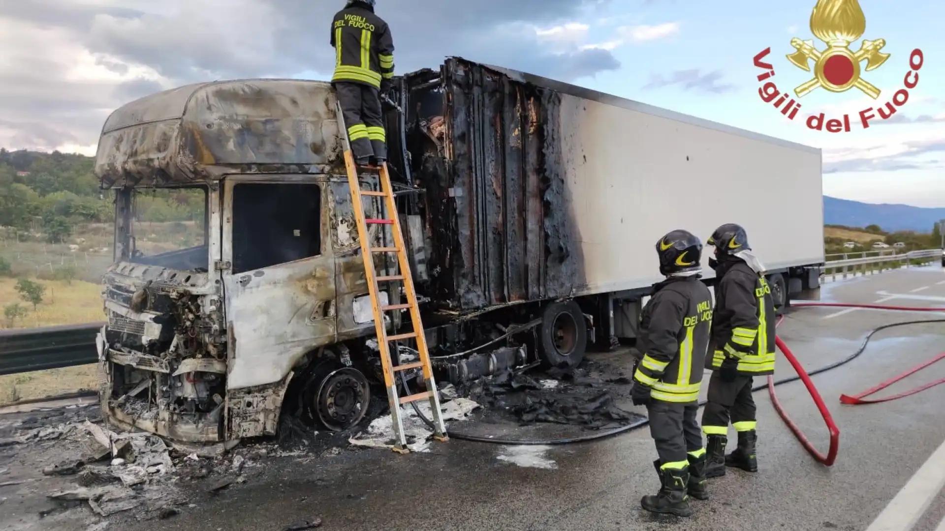 Civitanova del Sannio: va a fuoco autotreno sulla statale 650. Intervento provvidenziale dei Vigili del Fuoco di Isernia.