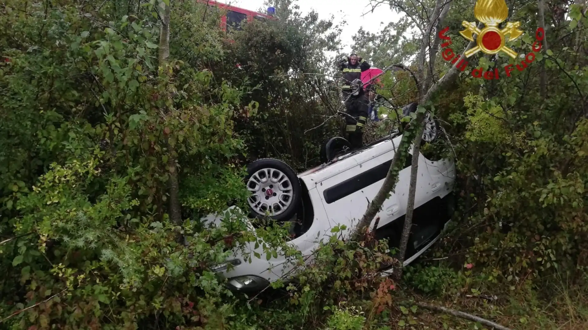 Acquaviva d'Isernia: auto finisce fuori strada a causa della forte pioggia. Intervengono i Vigili del Fuoco