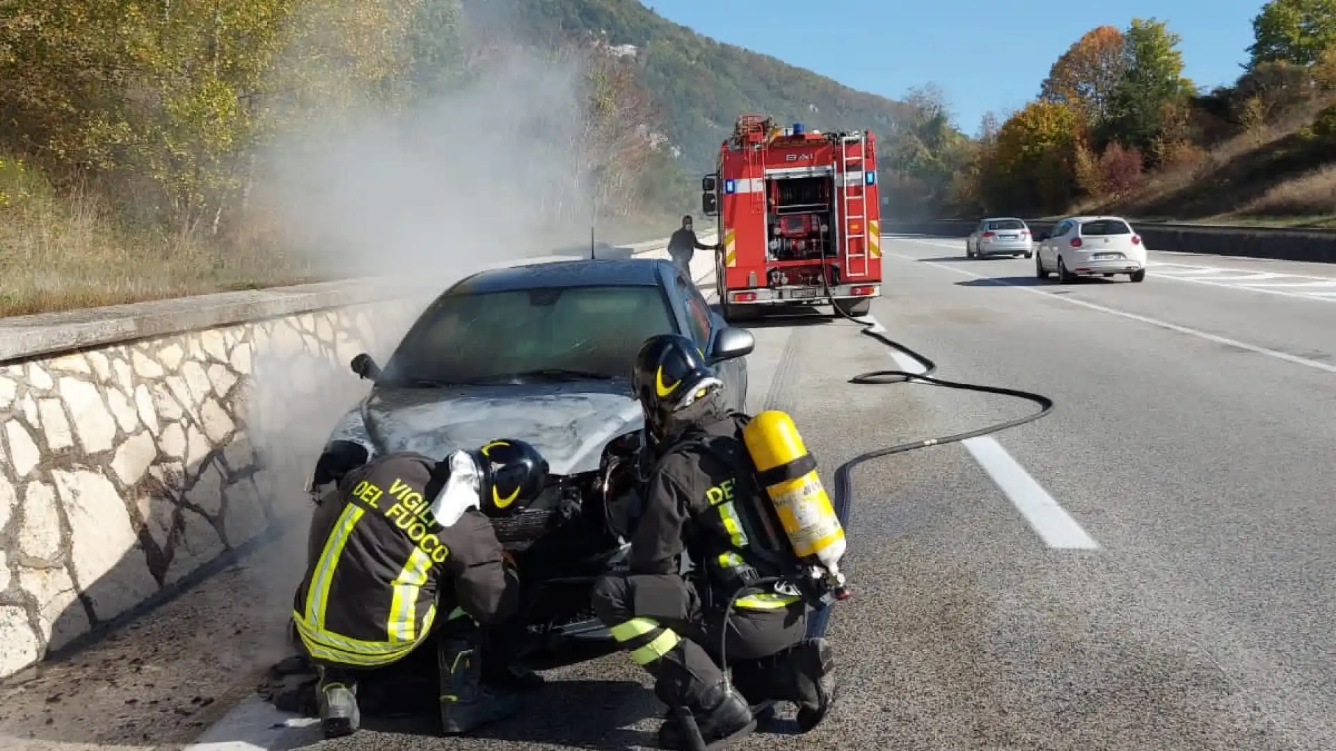 Pesche: disavventura per un 29 enne. La sua auto auto prende fuoco. Intervengono i caschi rossi pentri.