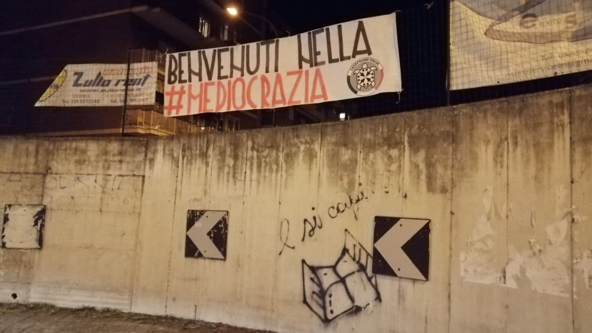 Governo, striscioni di CasaPound in tutta Italia: "benvenuti nella mediocrazia"