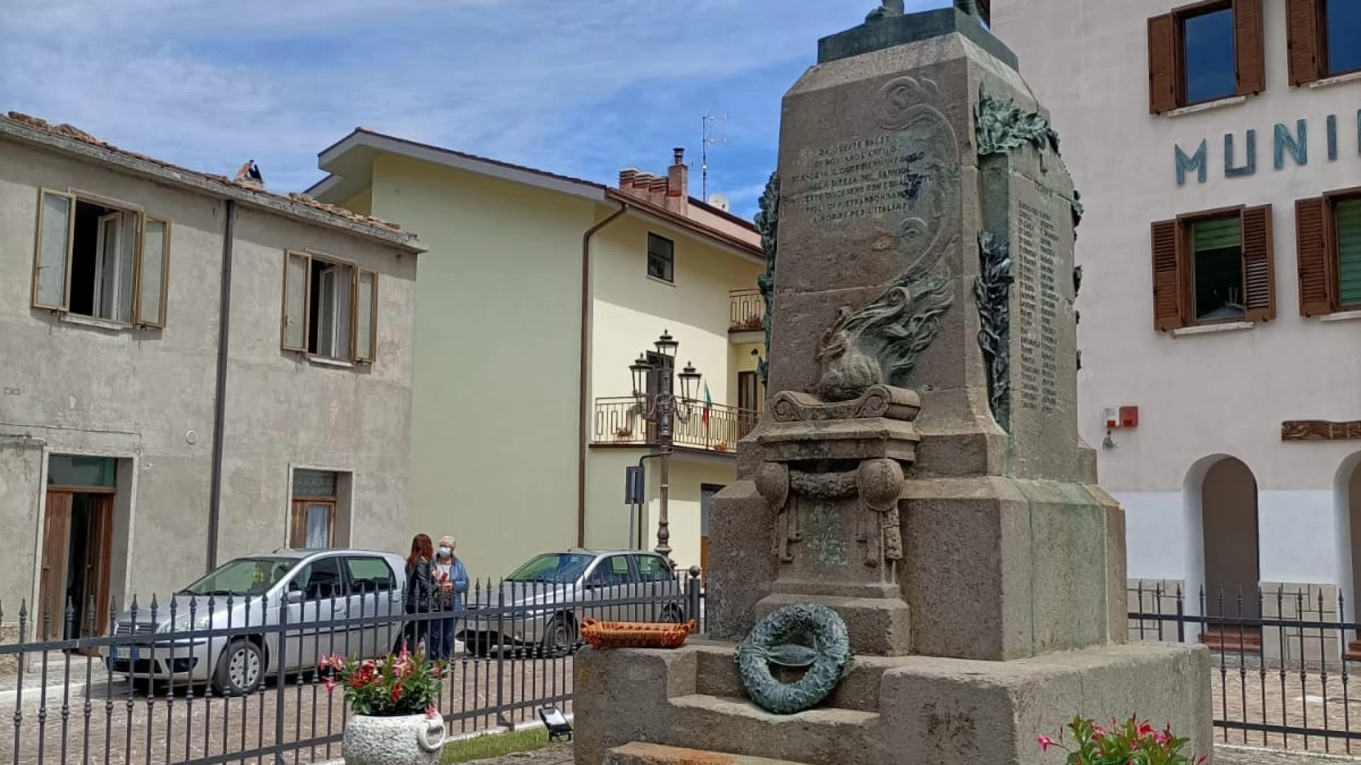 Pietrabbondante, una bandiera fatta a mano ai piedi del Guerriero Sannita