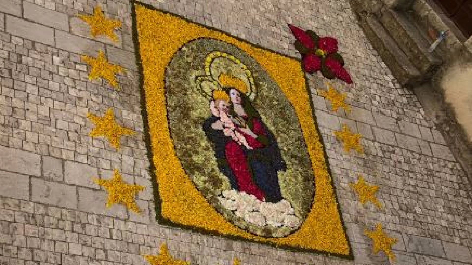 Vastogirardi: ospiti e operatori della comunità di riabilitazione psicosociale hanno realizzato una magnifica infiorata in occasione delle feste patronali.