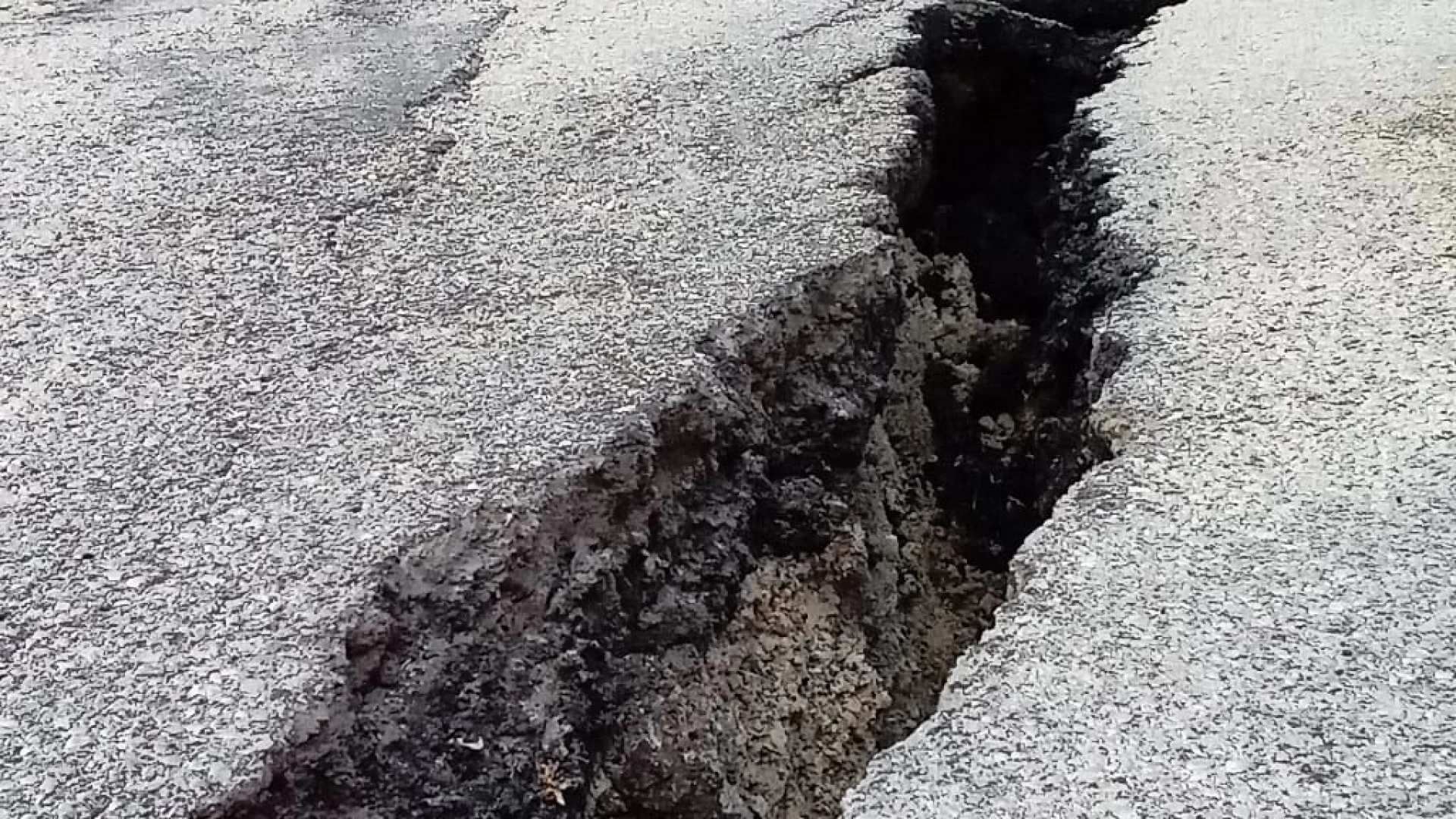 Castelpizzuto, la denuncia social di alcuni automobilisti e cittadini. "Mega frana taglia in due la provinciale" .