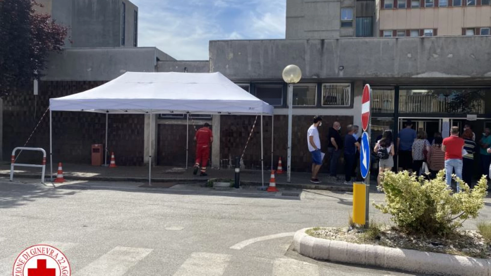 Utenti in fila sotto il sole in attesa del vaccino, la Croce Rossa di Isernia installa un gazebo davanti all’ospedale “Veneziale”.
