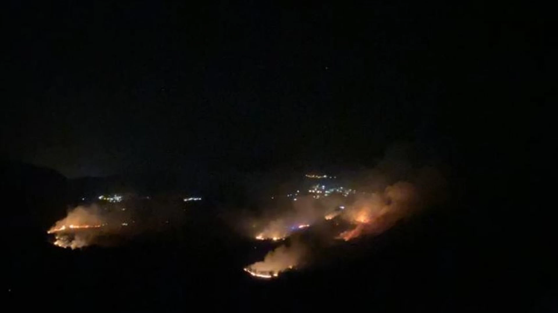 Castel Di Sangro: bruciano i territori di Roccacinquemiglia. Roghi sparsi e paura tra i residenti. Il fuoco ha continuato ad ardere nella notte.